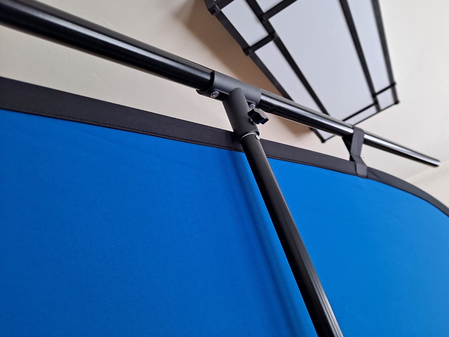 NEEWER Chromakey Backdrops, Double Sided Green Screen and Blue Screen, 2 in 1 Collapsible and Reversible Background for Photography, Gaming and Live Streaming, 5'×6.6'/1.5m×2m (Green/Blue) customer photo 2