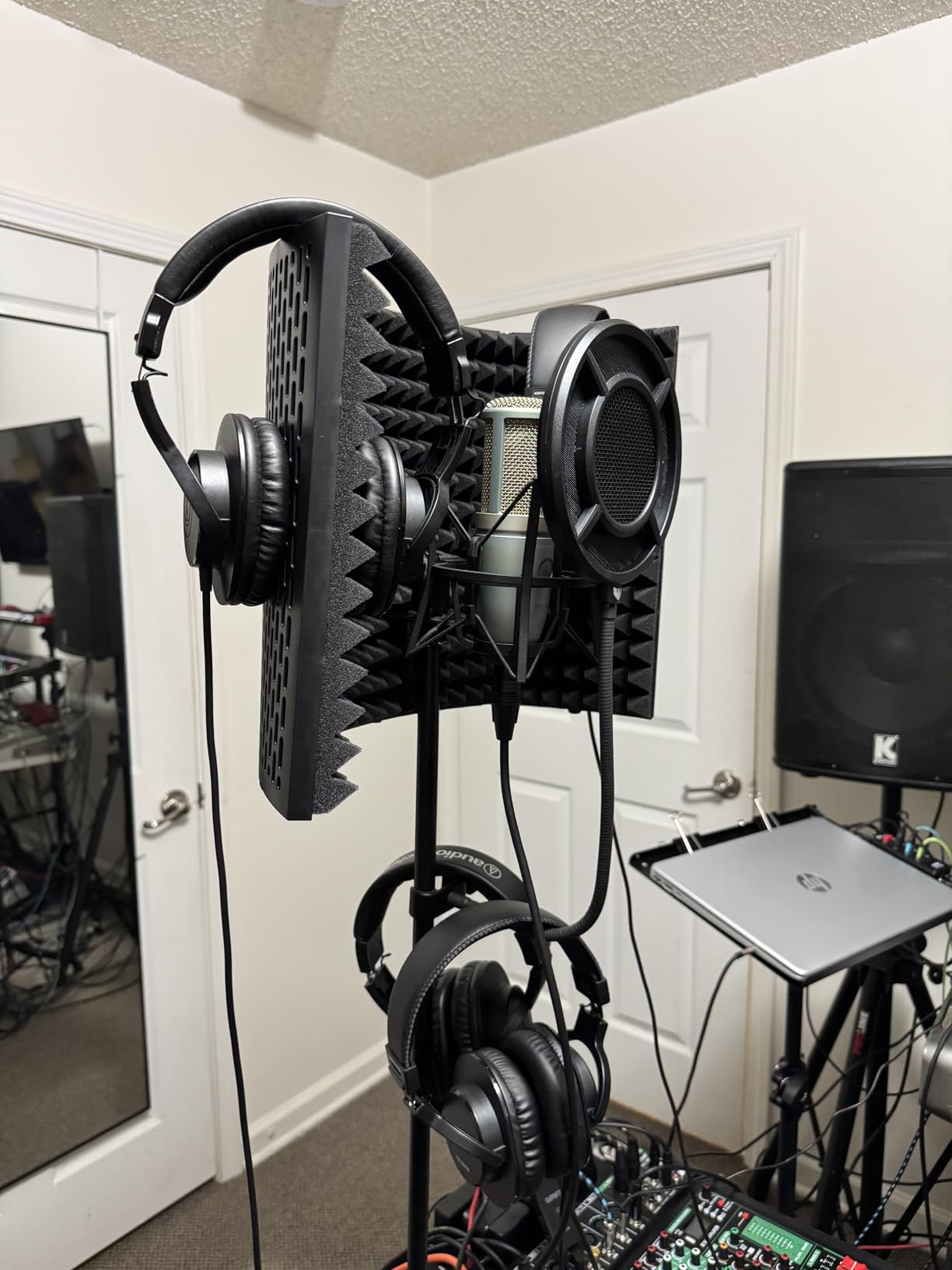 Audio-Technica ATH-M20x Professional Studio Monitor Headphones, Black | Closed-back design with 40mm drivers and 3m cable for monitoring, tracking and mixing customer photo 2