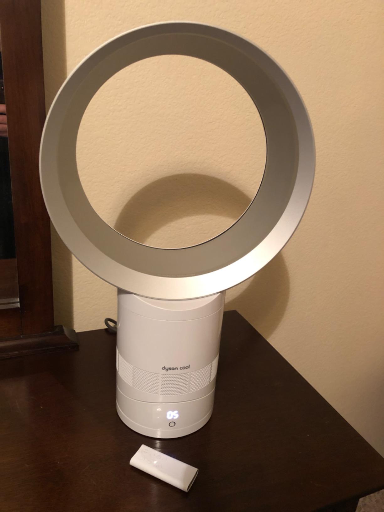 Dyson Air Multiplier AM06 Table Fan, 10 Inches, White/Silver (49095-01) customer photo 1