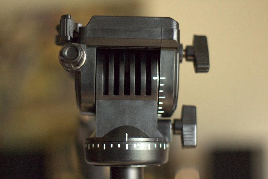 Magnus VT-350 Video Tripod with Fluid Head customer photo 1