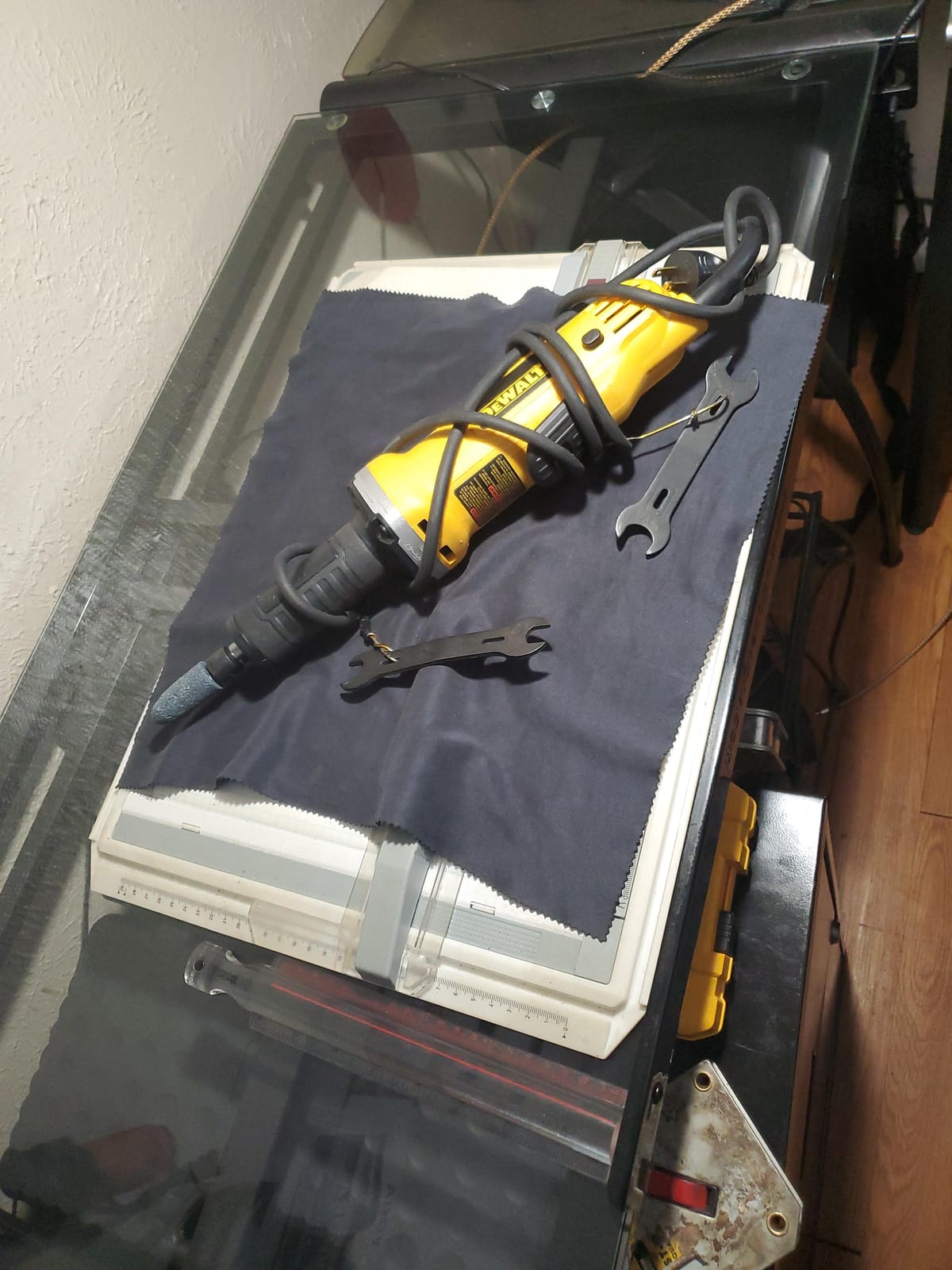 DEWALT Die Grinder, Corded, 1-1/2-Inch, 4.2-Amp, 25,000 RPM, AC/DC Capacity (DWE4887) customer photo 1