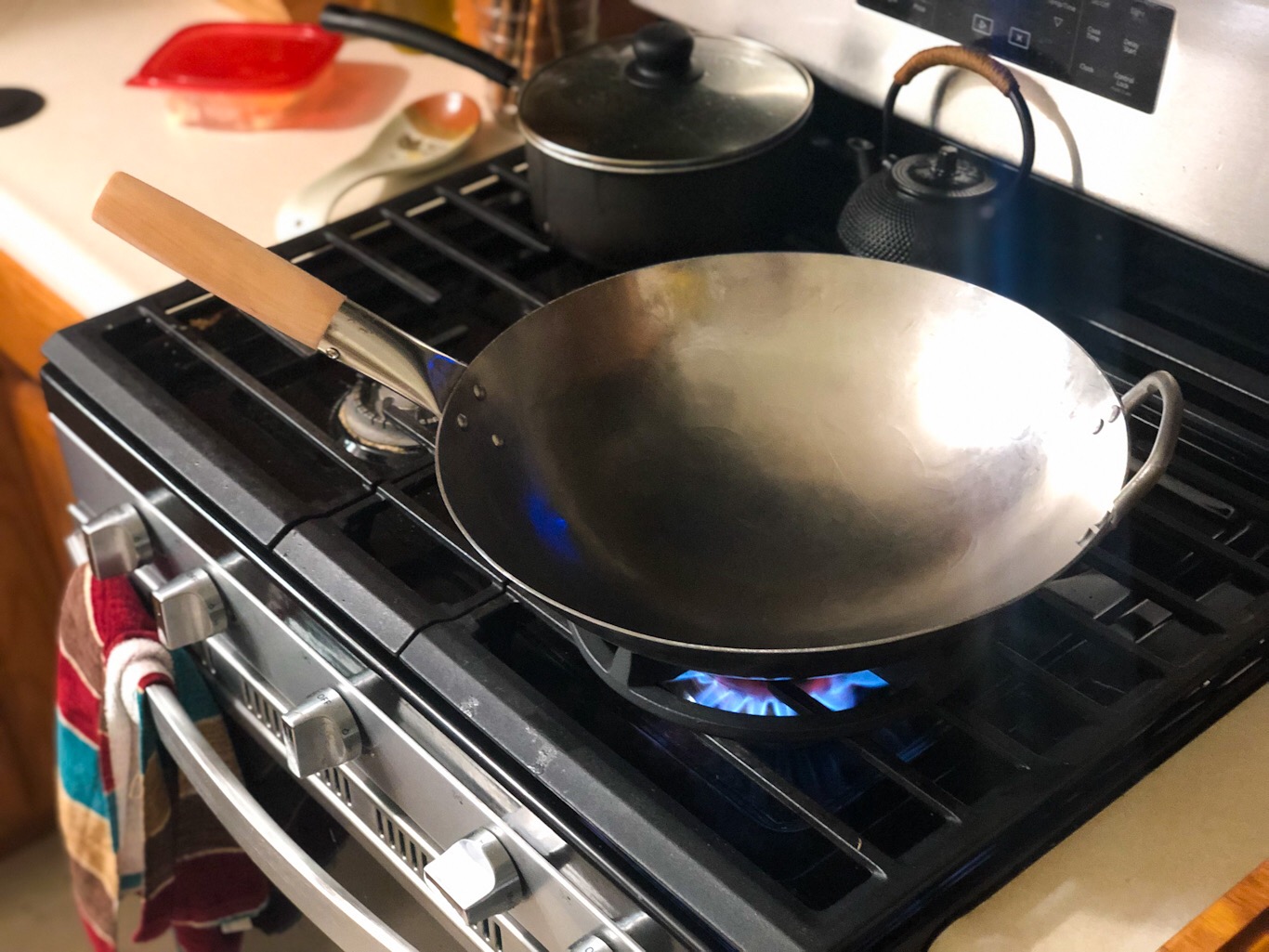 Craft Wok Traditional Hand Hammered Chinese Carbon Steel Wok with Wooden and Steel Helper Handle (14 Inch, Round Bottom Pow Wok Pan) / 731W88 customer photo 1
