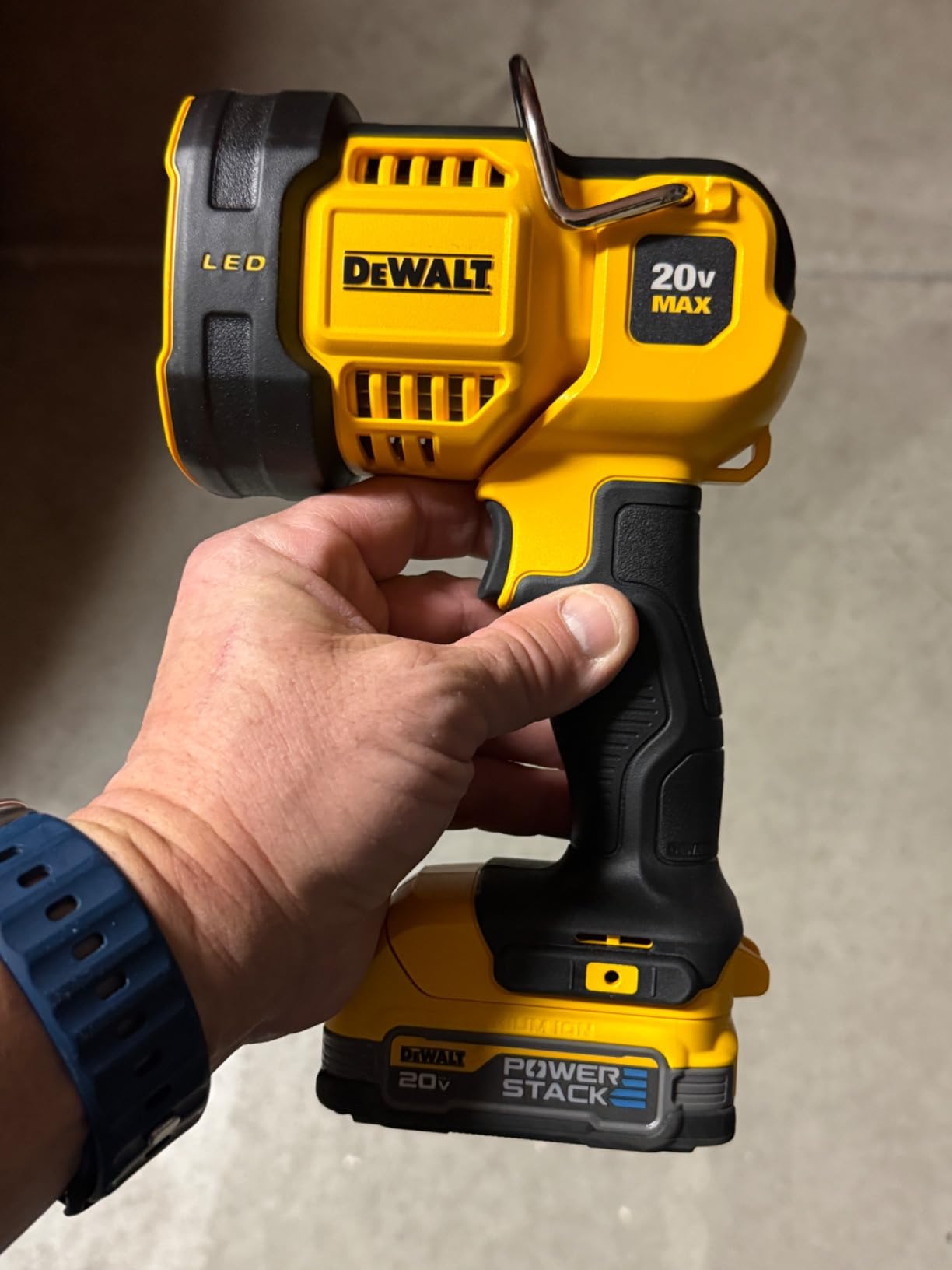DEWALT 20V MAX LED Work Light, Handheld Spotlight with 508 Yard Distance, Pivoting Head, 1500 Lumens, Cordless, Battery Not Included (DCL043) customer photo 2