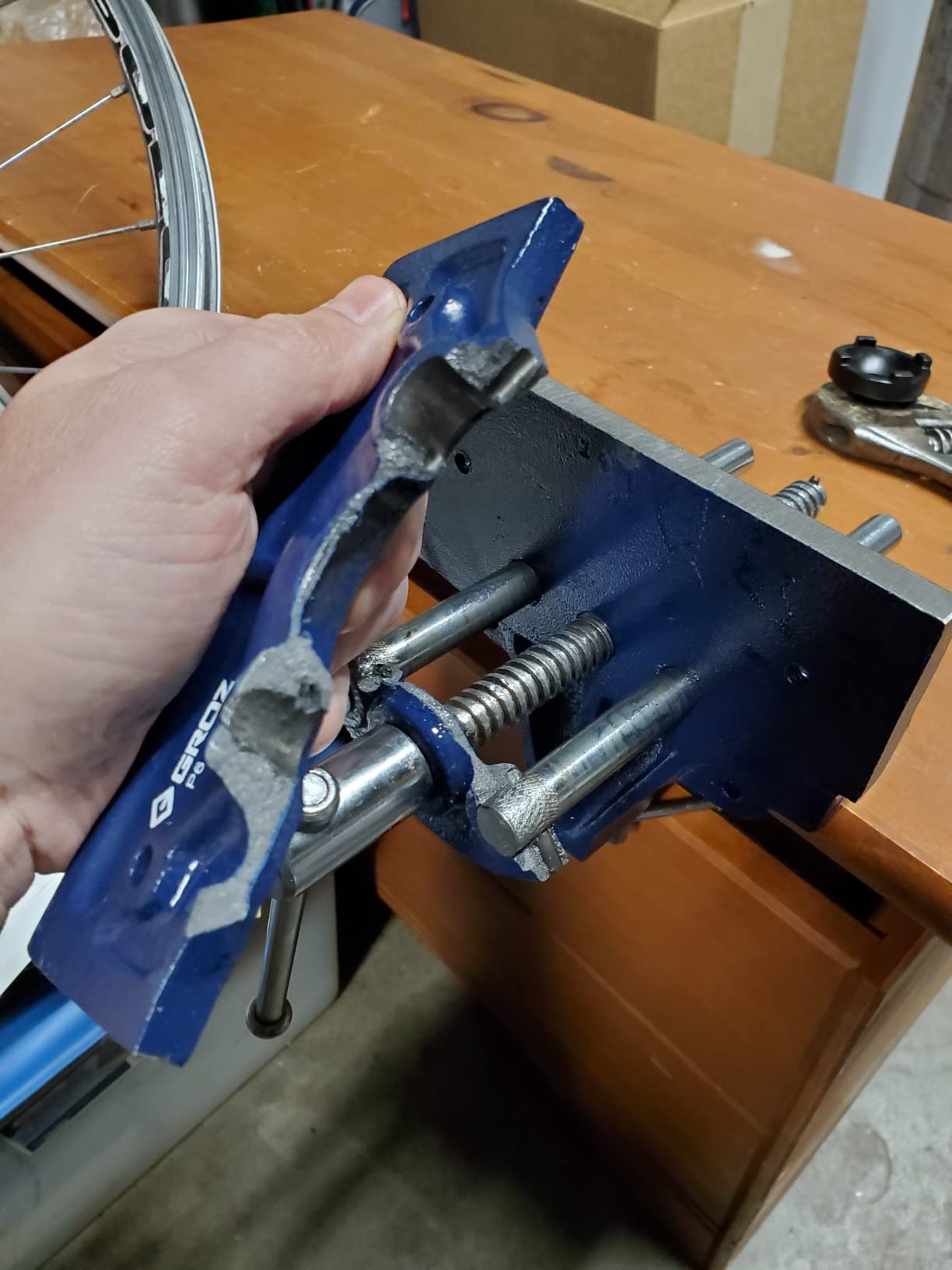 Groz 6-Inch Portable Woodworking Vise, Dual Mount Bench Clamp or Bolt-Down, Cast Iron with Toe-In Jaws and Chrome-Plated Screw, for Woodworkers and DIY (39006) customer photo 1