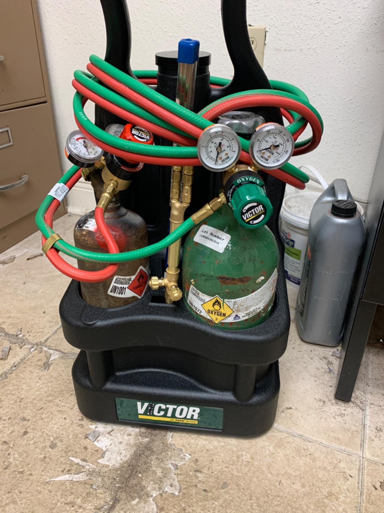ESAB Victor 0384-0945 G150 J-P Light Duty Gas Welding Outfit Tote Kit Without Tanks, R150-200/R150-540 Gas Regulators, 103-01FP Torch Handle, Striker, 12.5' - 3/16