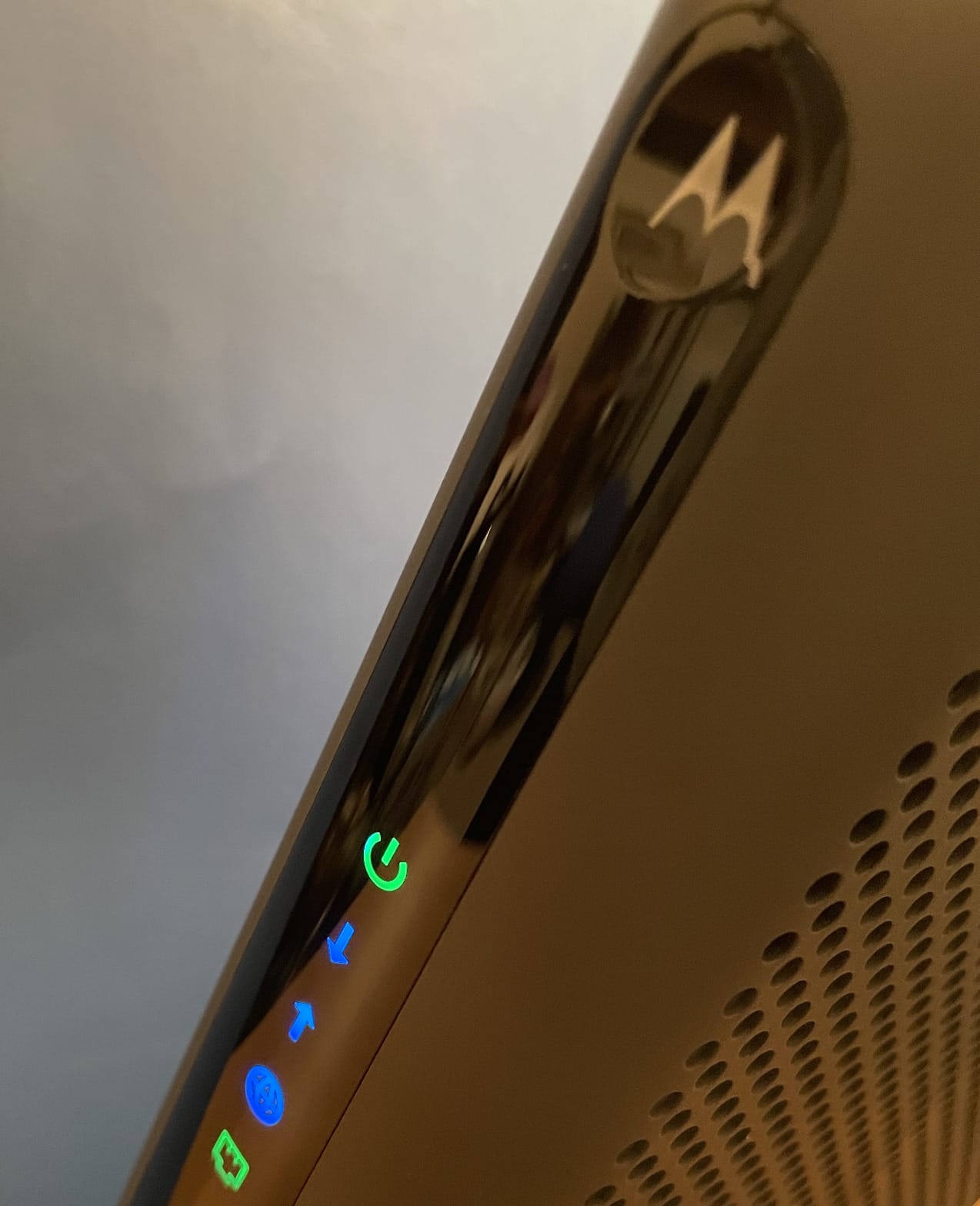 Motorola MB8600 DOCSIS 3.1 Gigabit Cable Modem - Approved for Comcast Xfinity, Cox, and Charter Spectrum, for Cable Plans Up to 1000 Mbps, 1 Gbps Ethernet Port customer photo 1