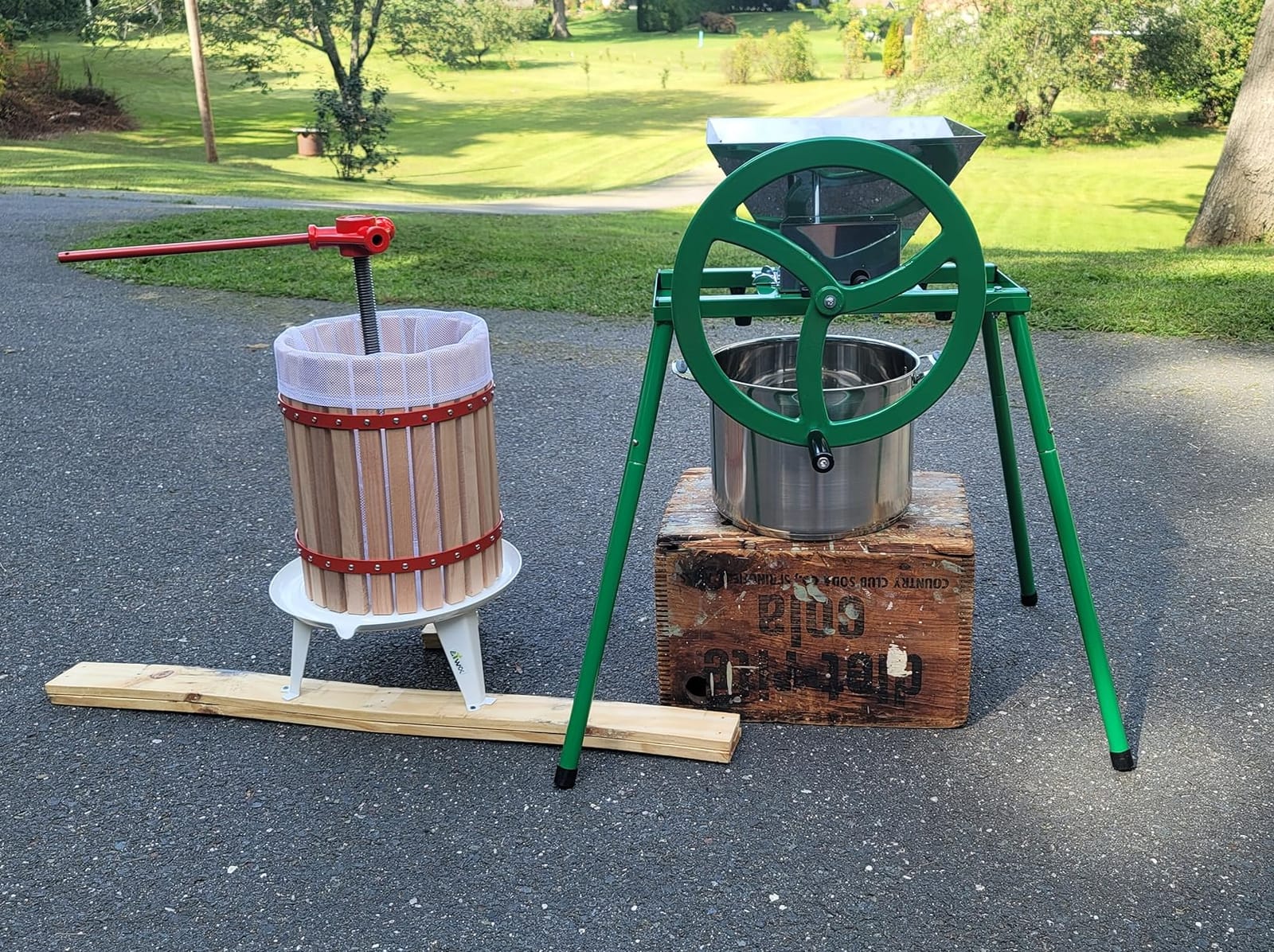 4.75 Gallon Fruit and Wine Press, Manual Cider Juice Maker with Solid Beech Wood Basket & Heavy-Duty Stand for Apples, Grapes, Berries customer photo 2