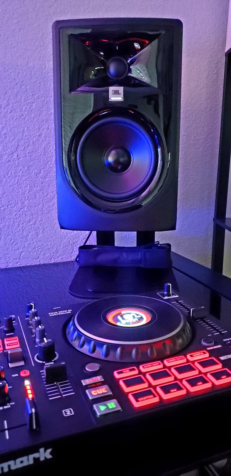 JBL Professional 305PMkII 5-Inch 2-Way Powered, Active Monitor Speaker for Near Field Music Production, Studio Monitor, Desktop Computer, Hi-Fi Audio. Sold Individually, Black customer photo 2
