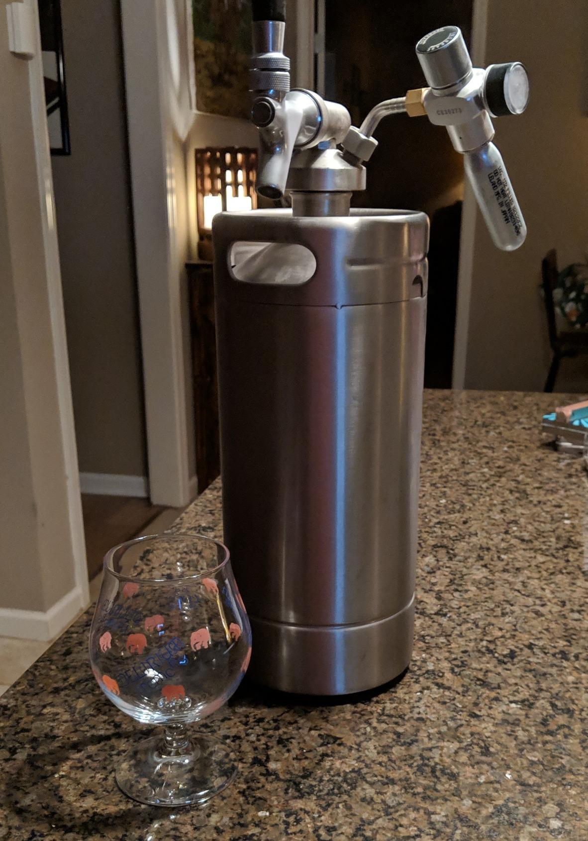 NutriChef Pressurized Growler Tap System, 64oz Stainless Steel Mini Keg Dispenser Portable Kegerator Kit, Co2 Pressure Regulator Keeps Carbonation for Craft Beer, Draft and Homebrew customer photo 2