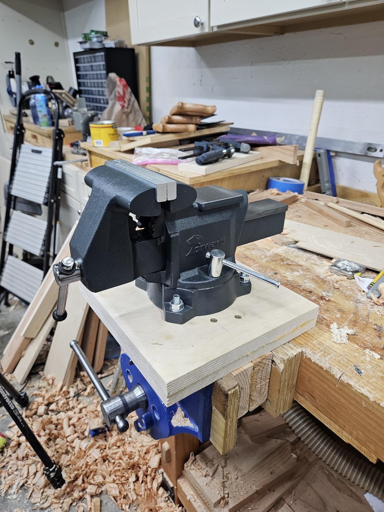 Forward CR60A 6.5 Inch Bench Vise Heavy Duty with Anvil and 210°Swivel Base customer photo 2