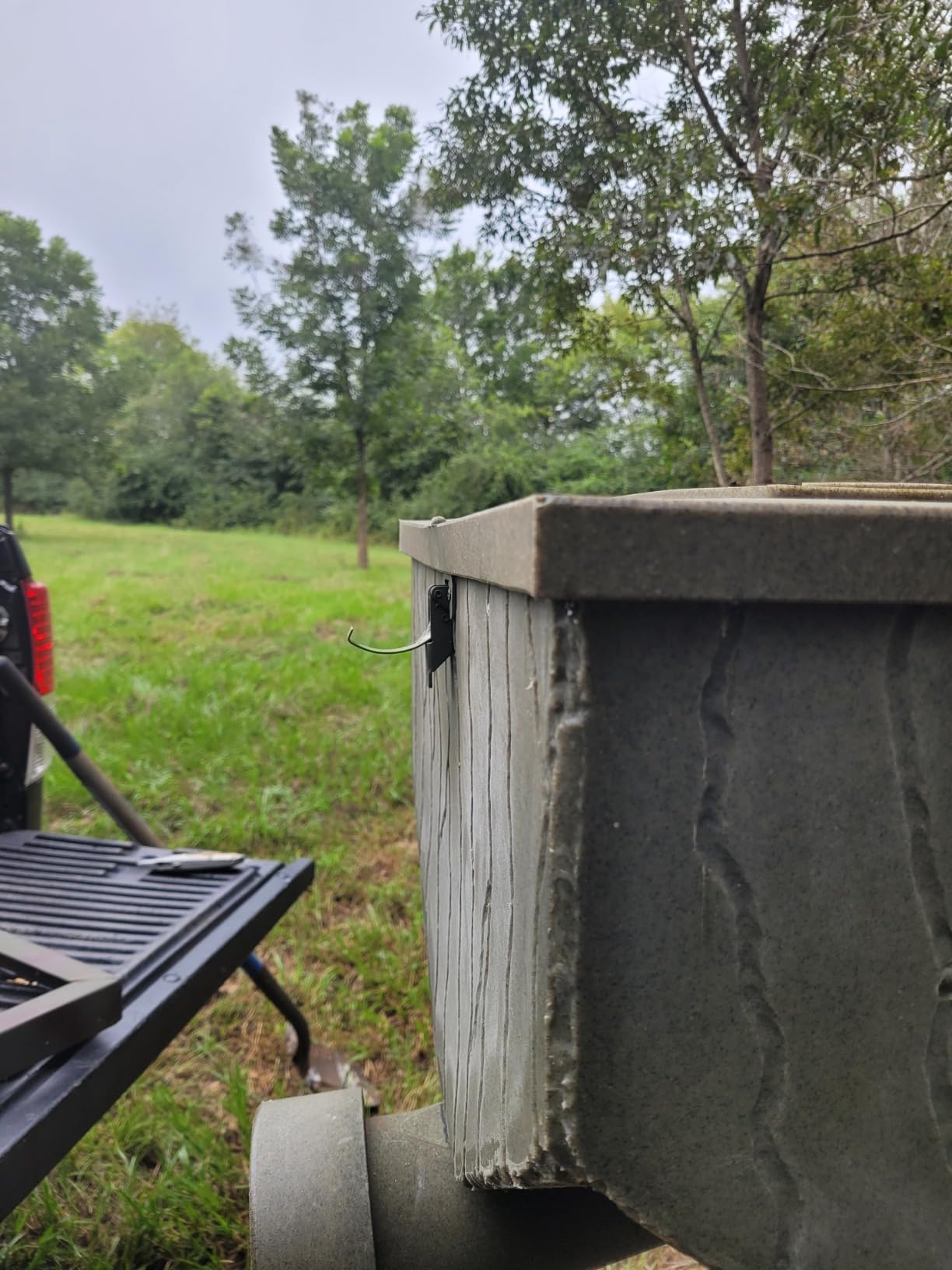 Banks Outdoors Gravity Fed Post Mounted Weatherproof Feed Bank Deer and Game Hunting Feeder with 150 Pound Capacity, Green customer photo 2