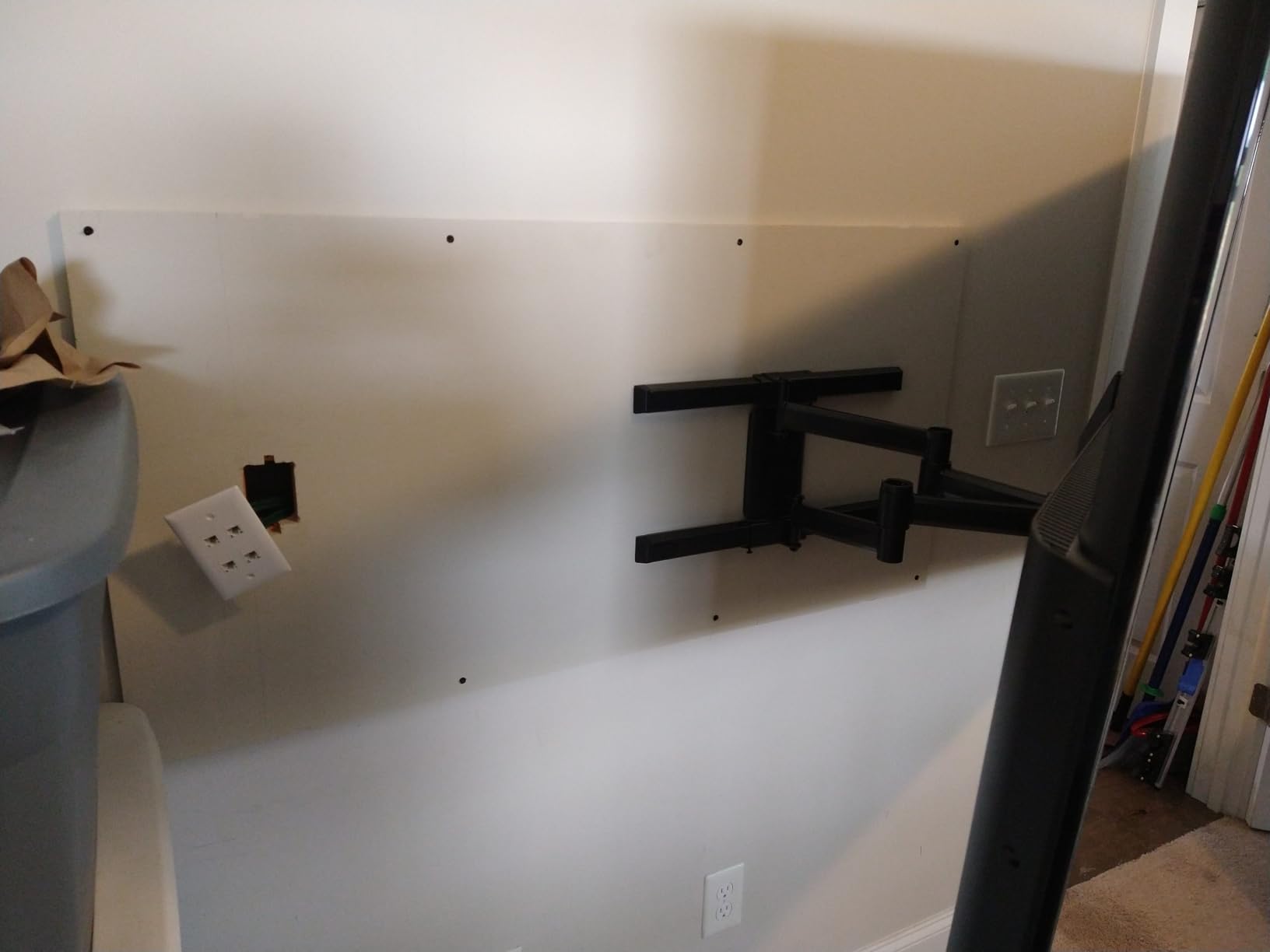 ECHOGEAR Full Motion Articulating TV Wall Mount Bracket for TVs Up to 82