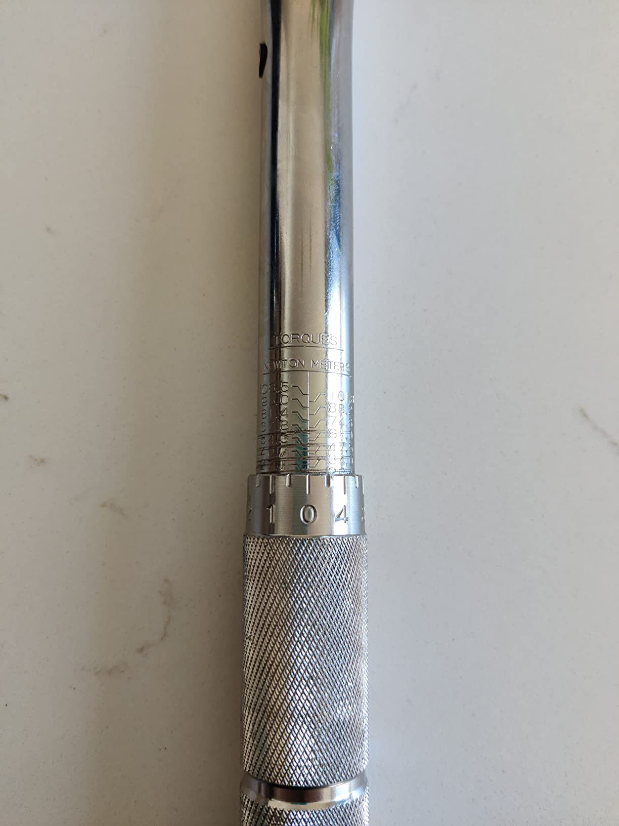 Amazon Basics 3/8-inch Drive Click Torque Wrench Ratchet, 15-80 ft.-lb, 20.4-108.5 Nm customer photo 1