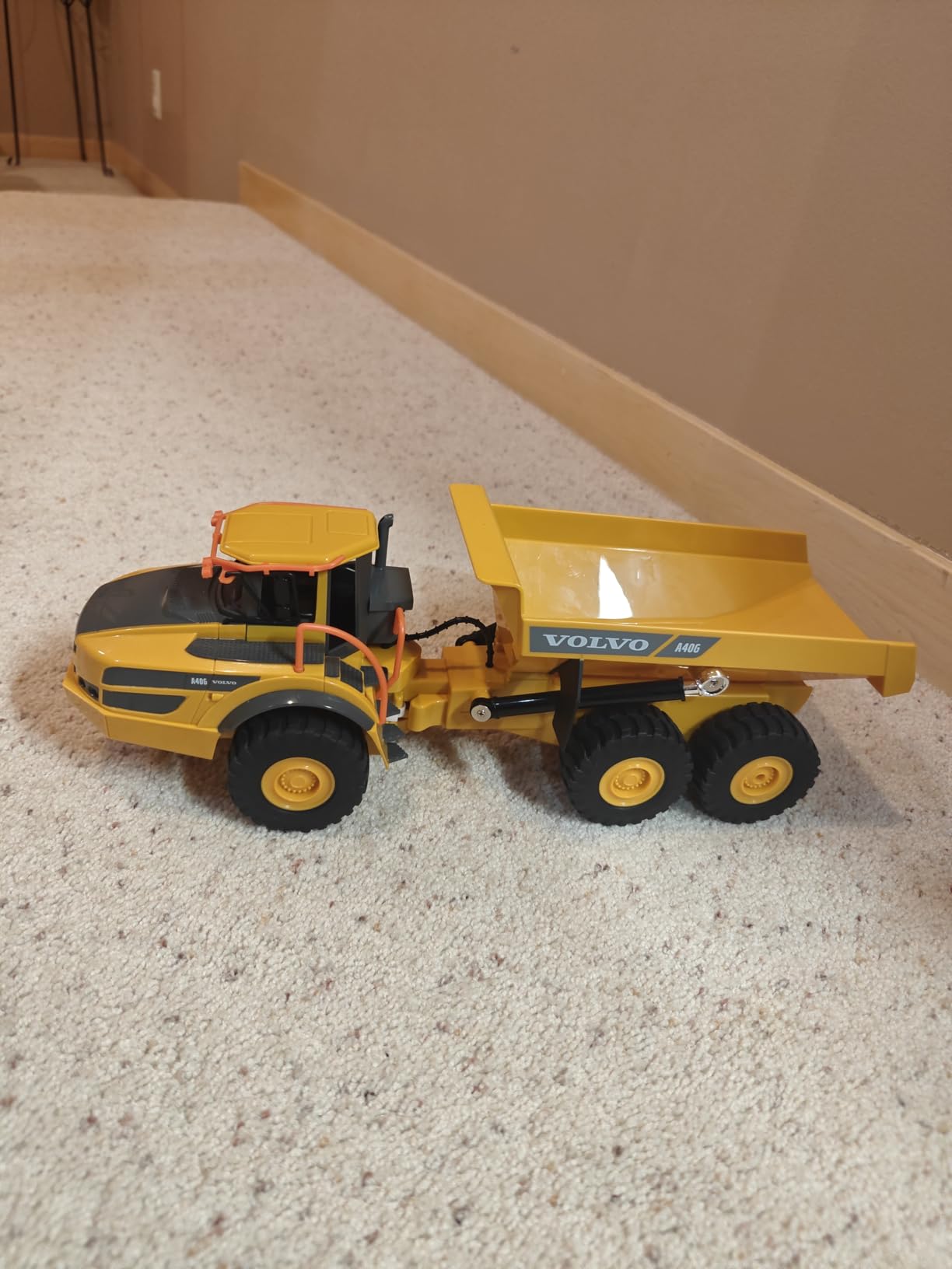 Double E Volvo 1:16 Scale Remote Control Excavator, 17 Channel 3-in-1 Construction Toy with Metal Shovel, Drill, Grab & Lights, 2.4GHz Full Function Digger for Outdoor Sandbox, Gift for Kids & Adults customer photo 2