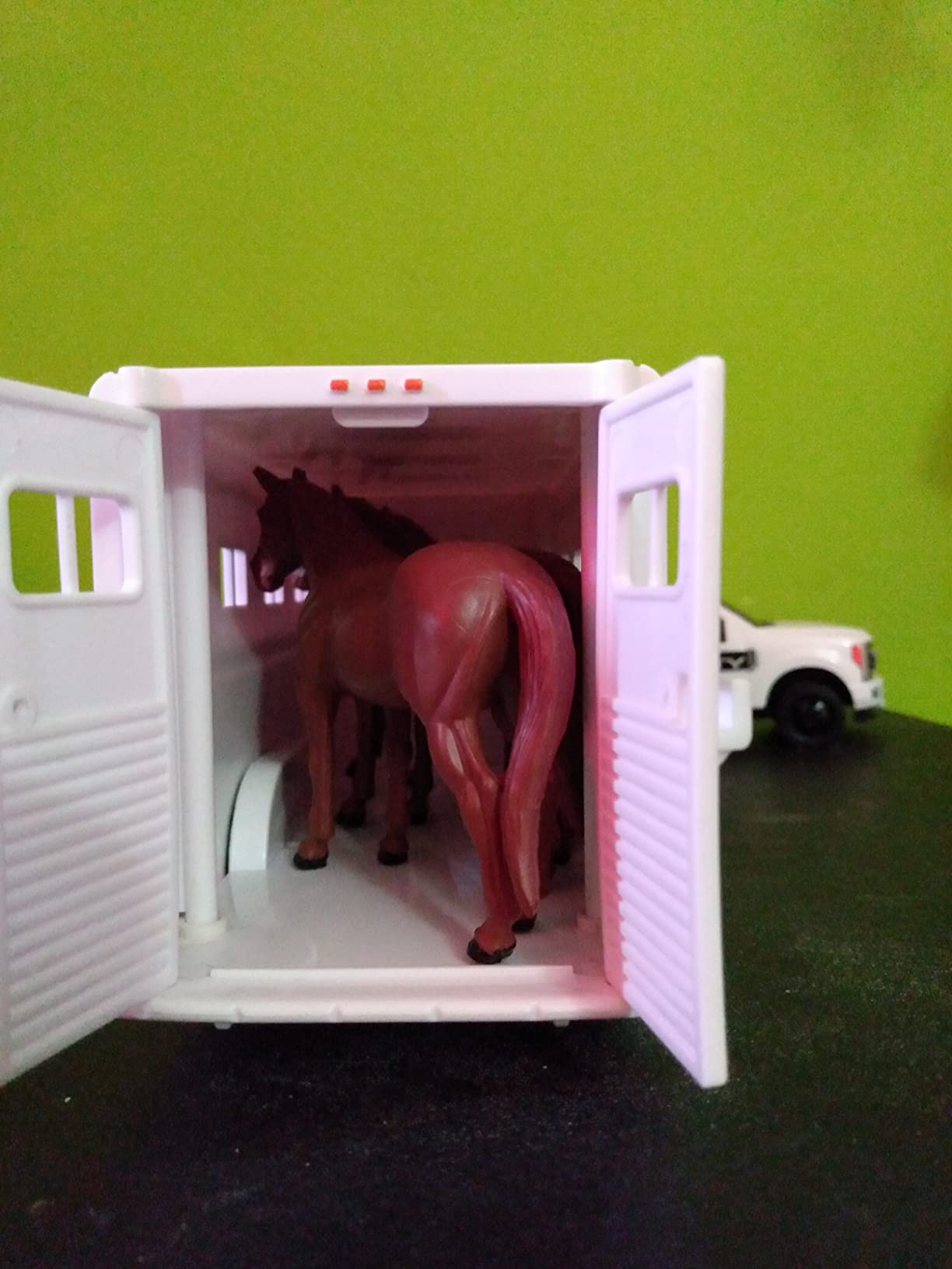 1/32 Ford F-350 Pickup with Horse Trailer and Horses Pretend Play & Imaginative Play for Ages 3 to 11 customer photo 1
