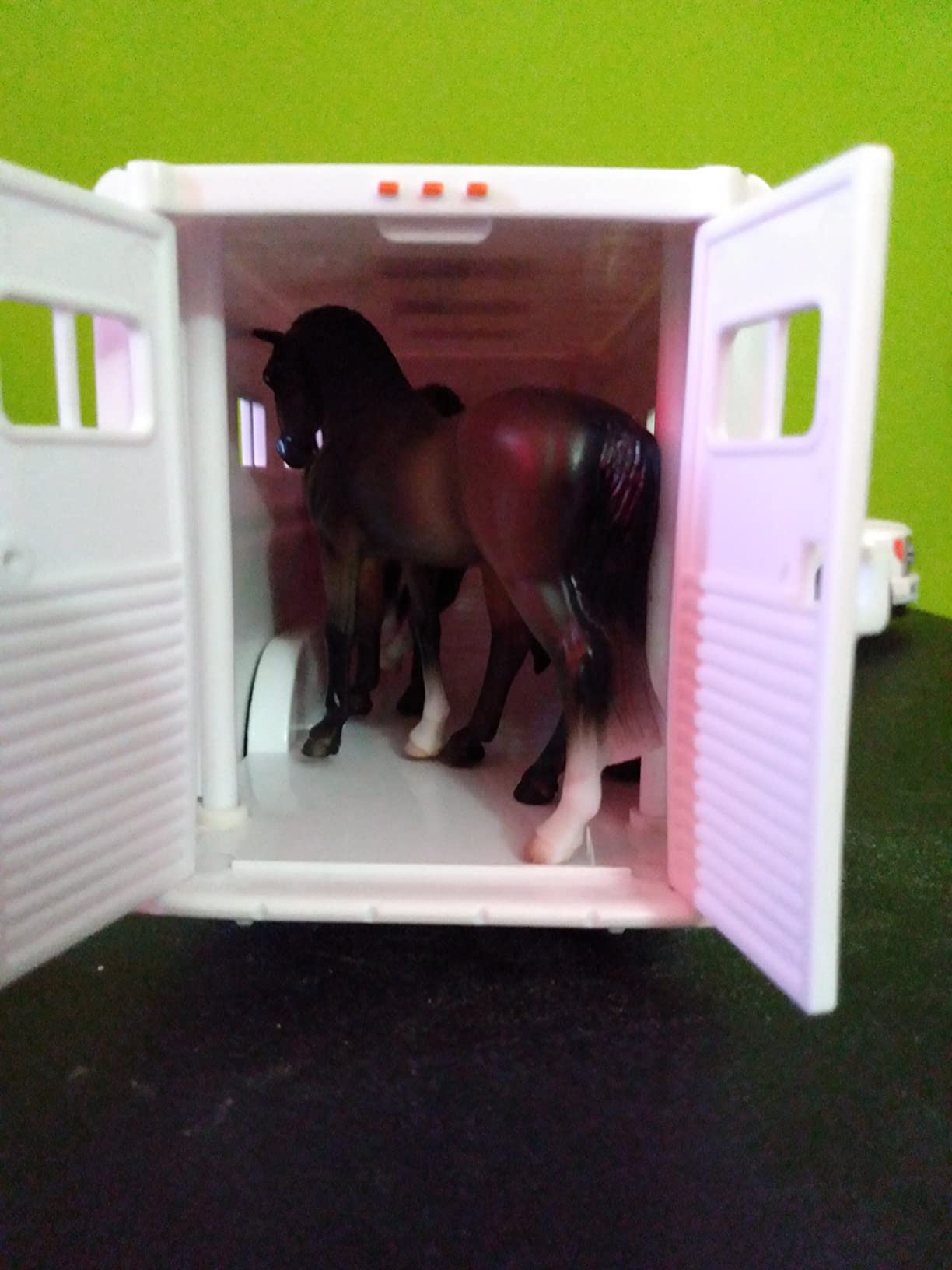 1/32 Ford F-350 Pickup with Horse Trailer and Horses Pretend Play & Imaginative Play for Ages 3 to 11 customer photo 2