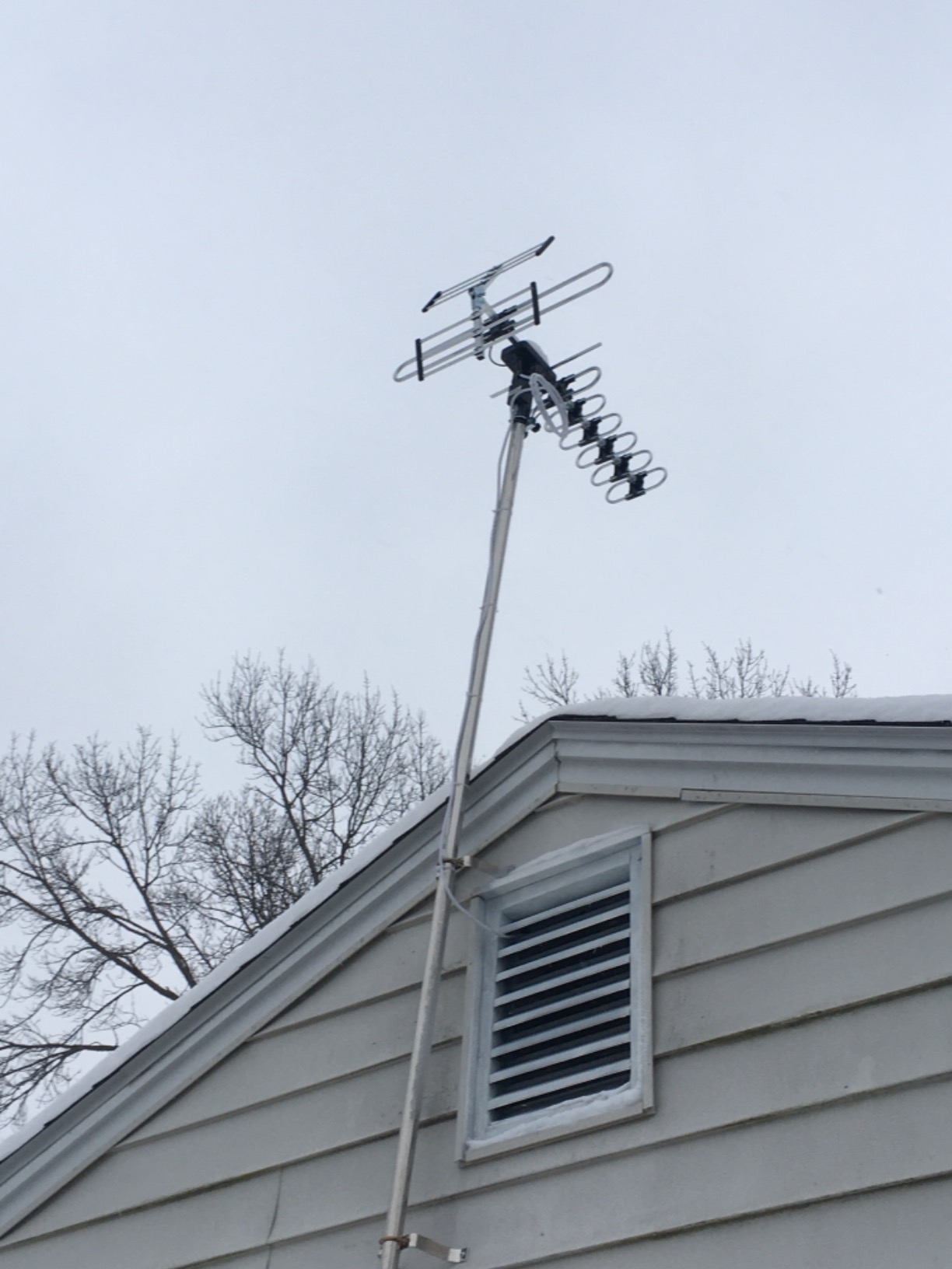 Five Star Outdoor Digital Amplified HDTV Antenna - up to 200 Mile Long Range, Directional 360 Degree Rotation by Remote Control, HD 4K 1080P FM,Support 5 TVs Plus Installation Kit customer photo 1