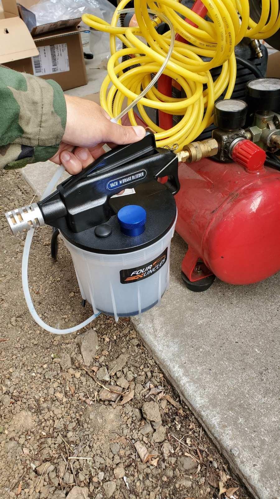 FOUR UNCLES 2L Pneumatic Brake Bleeder Vacuum Pump Kit with 13 PCS Adapters customer photo 2
