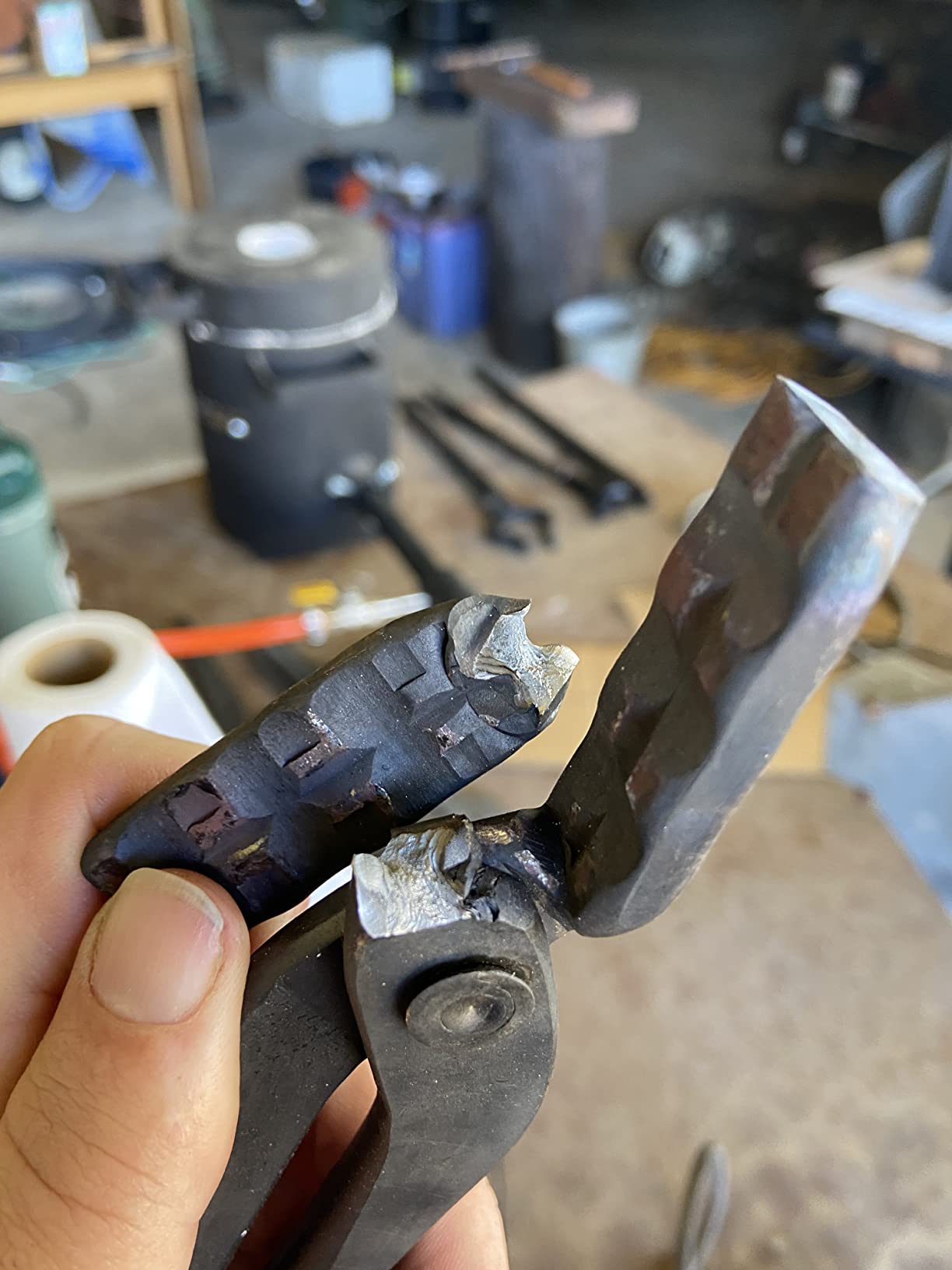Blacksmith Forging Tongs Knife Making Tongs Set Fire Tongs Anvil Blacksmithing Tongs Forge Tools Includes Flat Tongs, Wolf Jaw Tongs, Blade Tongs & V-Bit Tongs(4 Tongs) customer photo 2