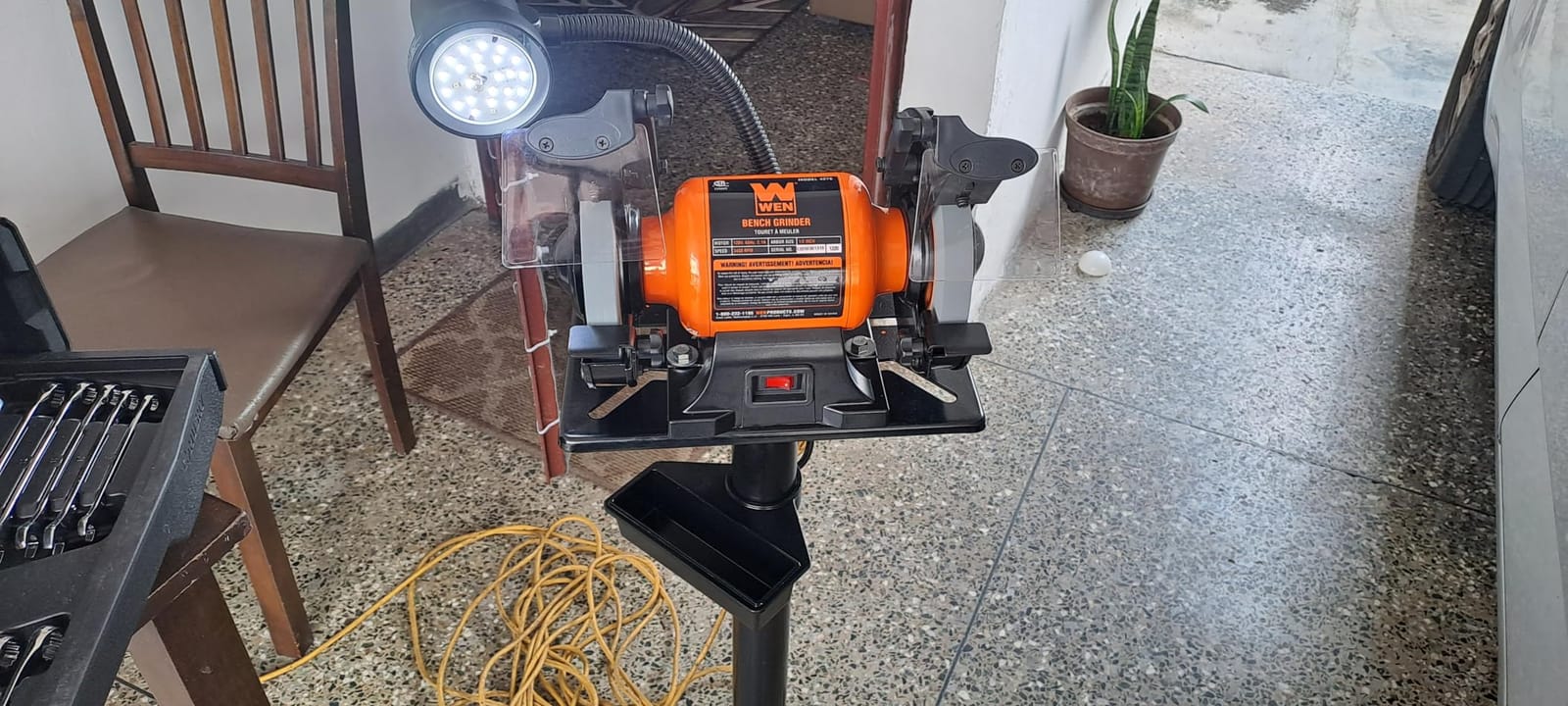 WEN BG4276 2.1-Amp 6-Inch Single Speed Bench Grinder with Flexible Work Light, Black,orange customer photo 1