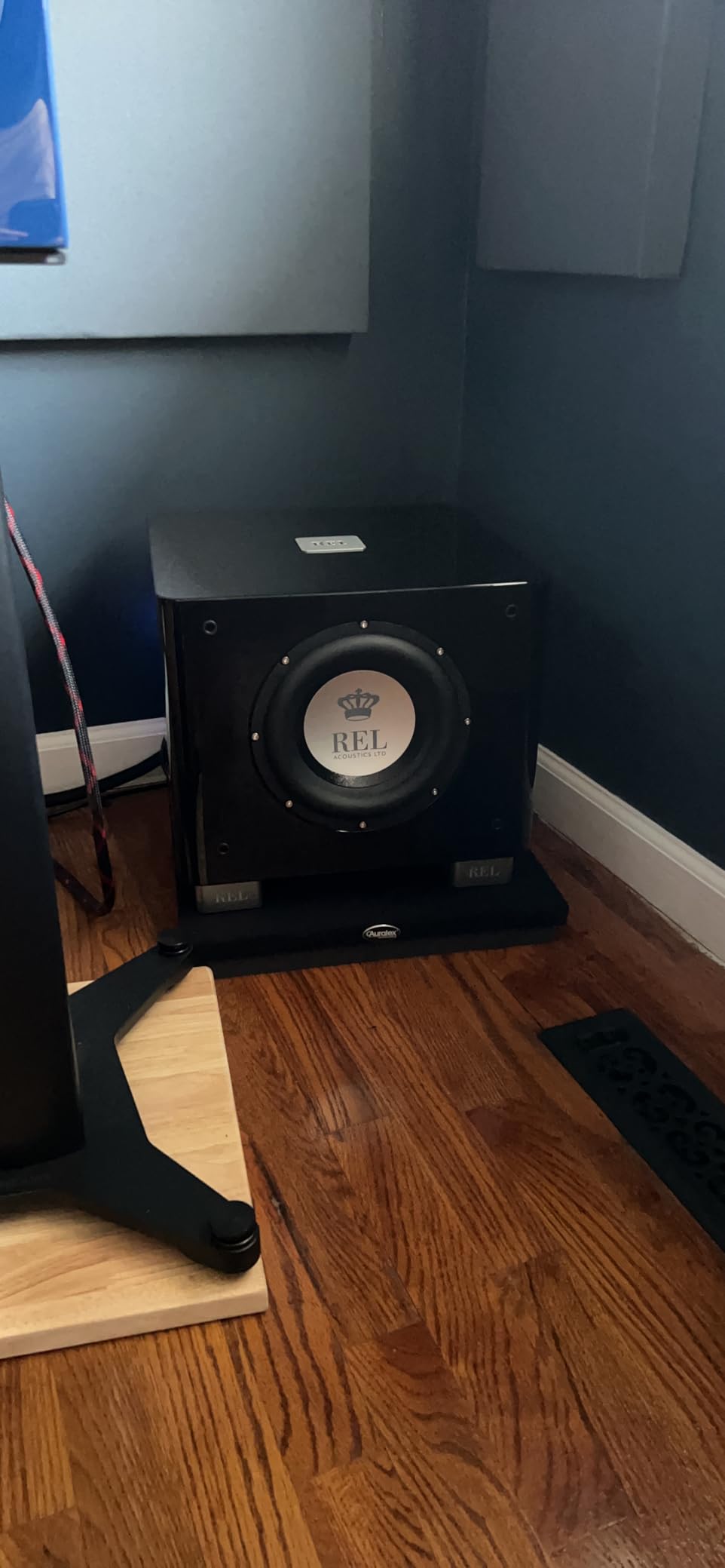 REL T/7x 8-Inch Powered Subwoofer - Compact Sealed Design with Class AB Amplifier, RCA Inputs, High Gloss White Finish customer photo 1
