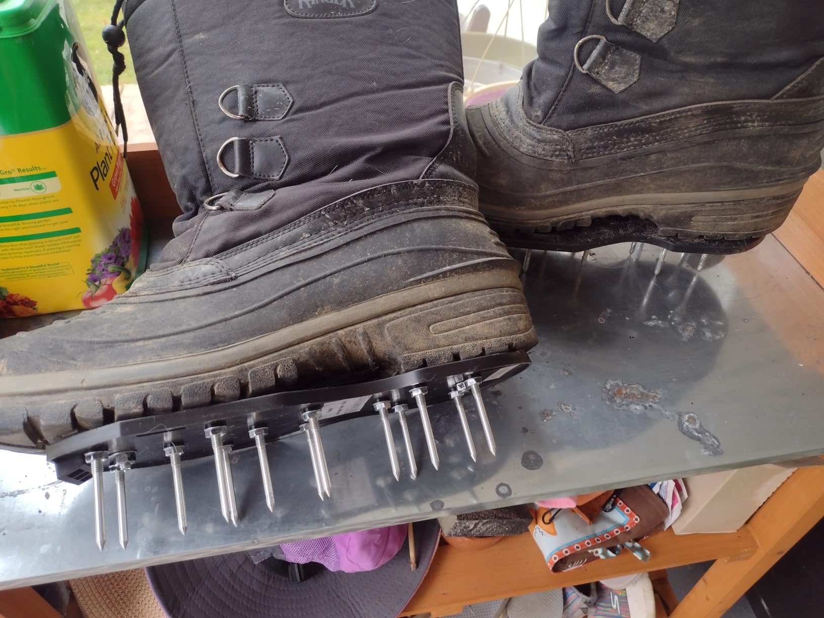 Ohuhu Lawn Aerator Shoes with Hook & Loop Straps, All New Unique Design Free-Installation Heavy Duty Spiked Aerating Sandals, One-Size-Fits-All for Yard Patio Lawn Garden customer photo 1