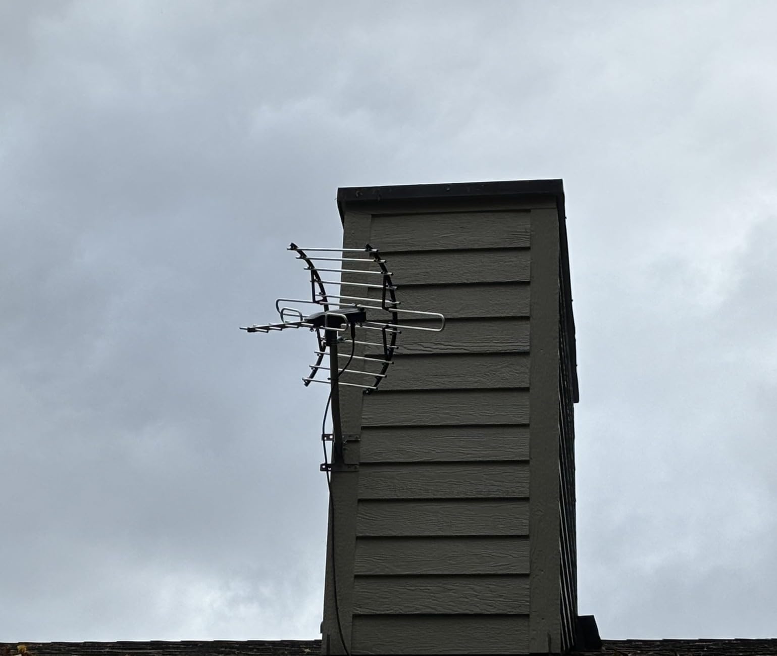 PIBIDI Amplified TV Antenna for Attic/Outdoor, 360° Remote Rotation | Long-Range UHF/VHF Reception for Local Channels, High-Gain Amplifier, 4K/1080P, Mounting Pole, 40ft RG6 Cable Included customer photo 2