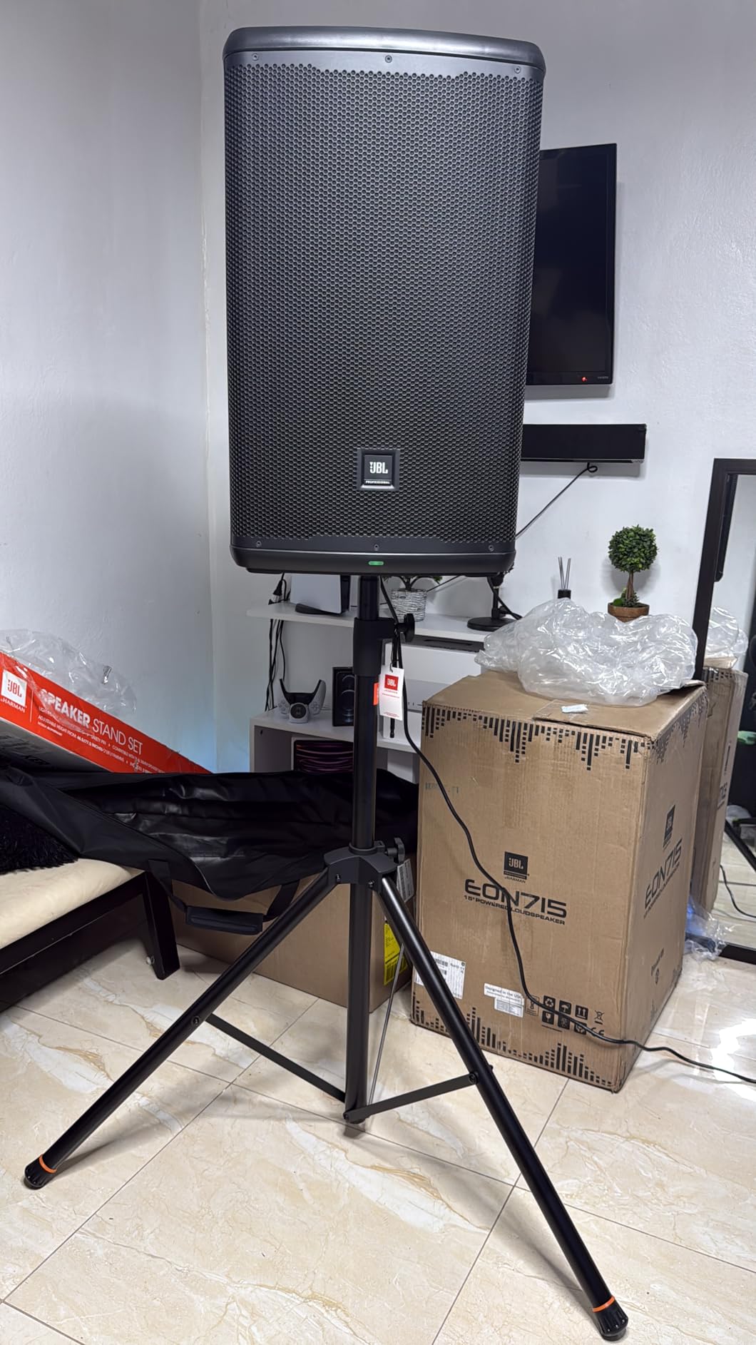 JBL Professional EON715 Powered PA Speaker, 15 inch, 1300 Watt, Black | Portable loudspeaker with Bluetooth 5.0 streaming and control, wired electric, 3-channel digital mixer, backlit LCD customer photo 1