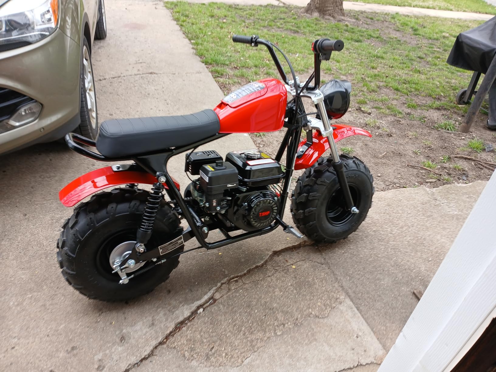 M Massimo Motor MB200S Four Stroke Single Cylinder Displacement 196CC, 1 Gal 19X7.00-8 in Weight Capacity 220 LBS 25 MPH, Gas Minibike, Mini Motorcycle (Black) customer photo 2