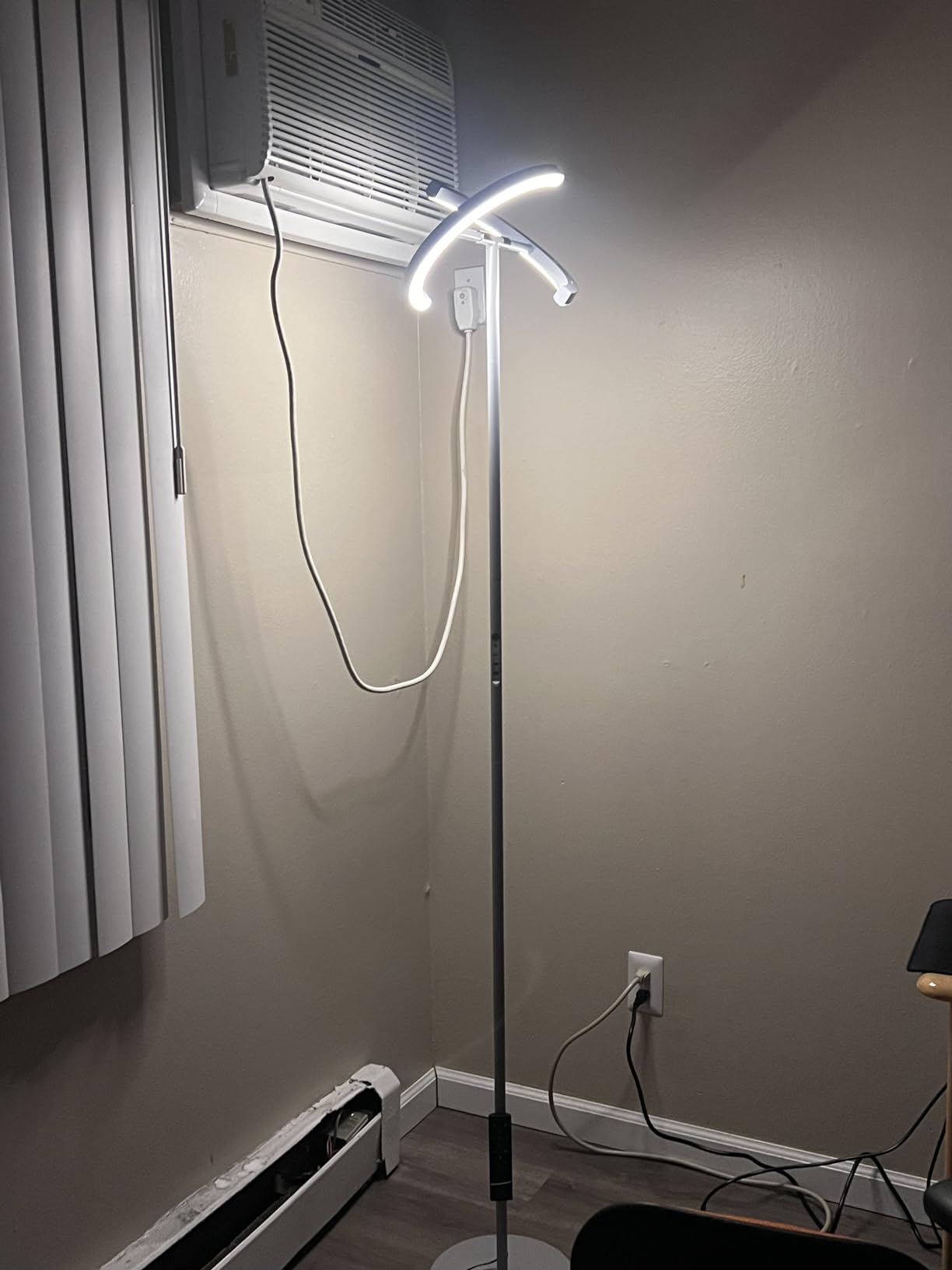 SIBRILLE LED Floor Lamp - Rotatable Standing Lamp with Touch & Remote Control, 3000-6000K, 22W Modern Floor Reading Light, Dimmable Corner Uplighter for Living Room Bedroom Office, Black customer photo 1