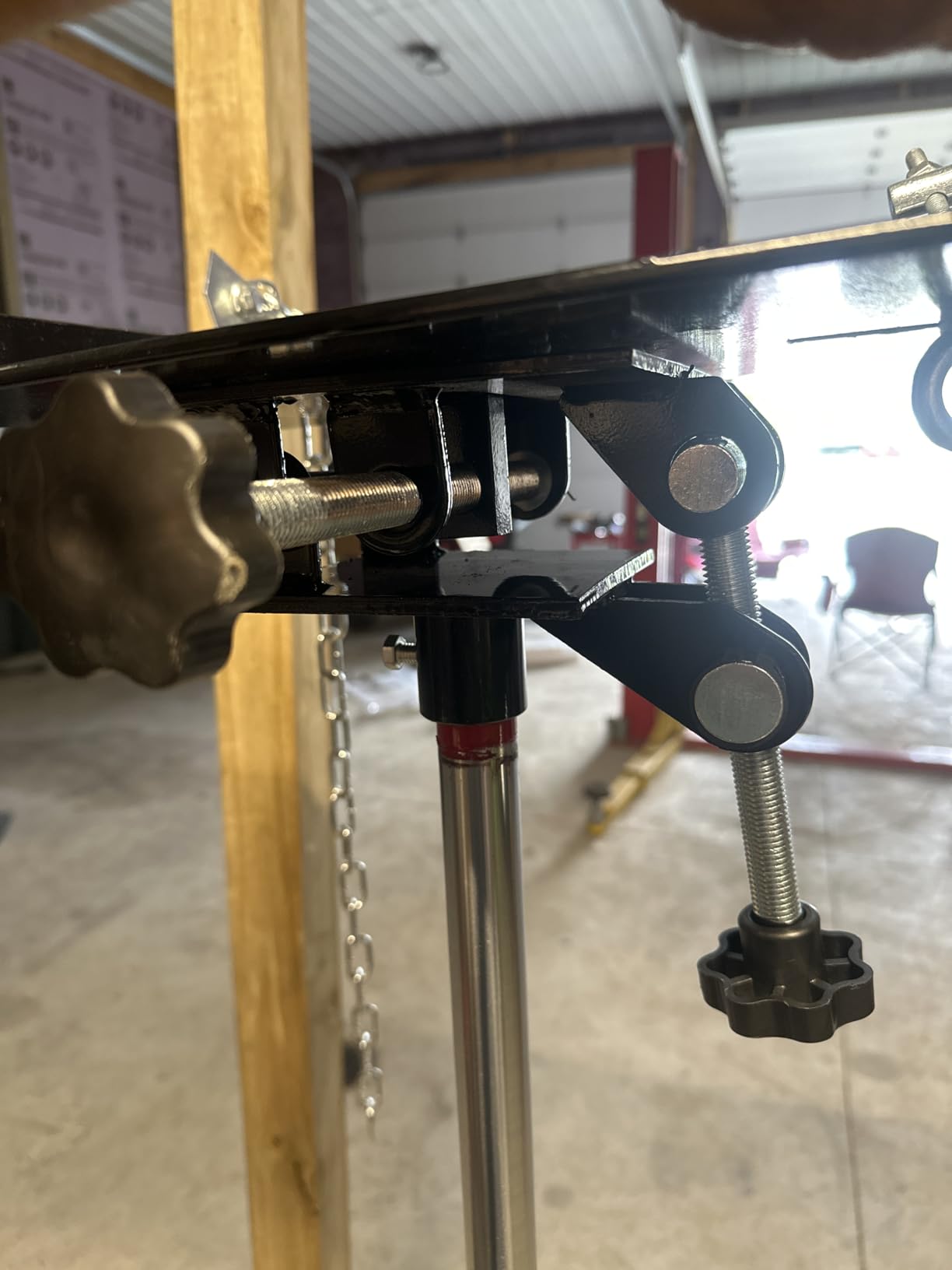VEVOR Transmission Jack,0.75 Ton/1660 lbs Capacity Hydraulic Telescopic Transmission Jack, 2-Stage Floor Jack Stand with Foot Pedal, 360° Swivel Wheel, Garage/Shop Lift Hoist, Red customer photo 1