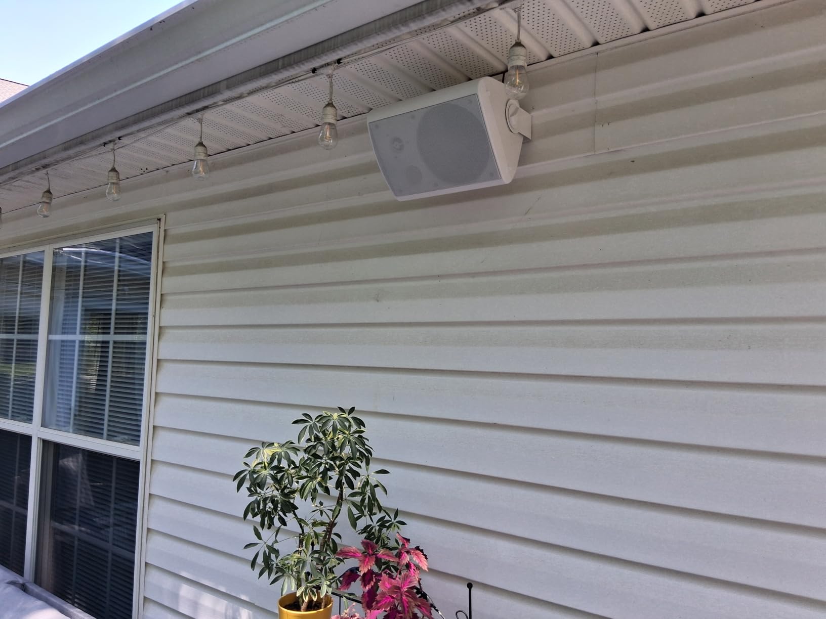 Herdio 6.5 Inches Outdoor Bluetooth Speakers Waterproof with Powerful Bass, Wall Mount Speakers Wired Weather Resistant for Patio Home Deck Porch Backyard 400 Watts (White) customer photo 1