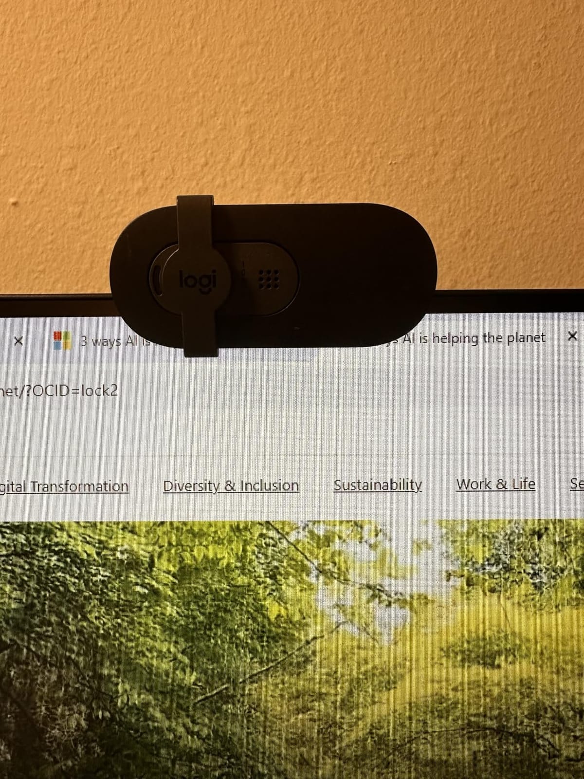 Logitech Brio 101 Full HD 1080p Webcam for Streaming and Meetings - Black, 1080p with auto-light correction, built-in mic, privacy shutter, USB-A, compatible with Teams, Google Meet, Zoom and more customer photo 2