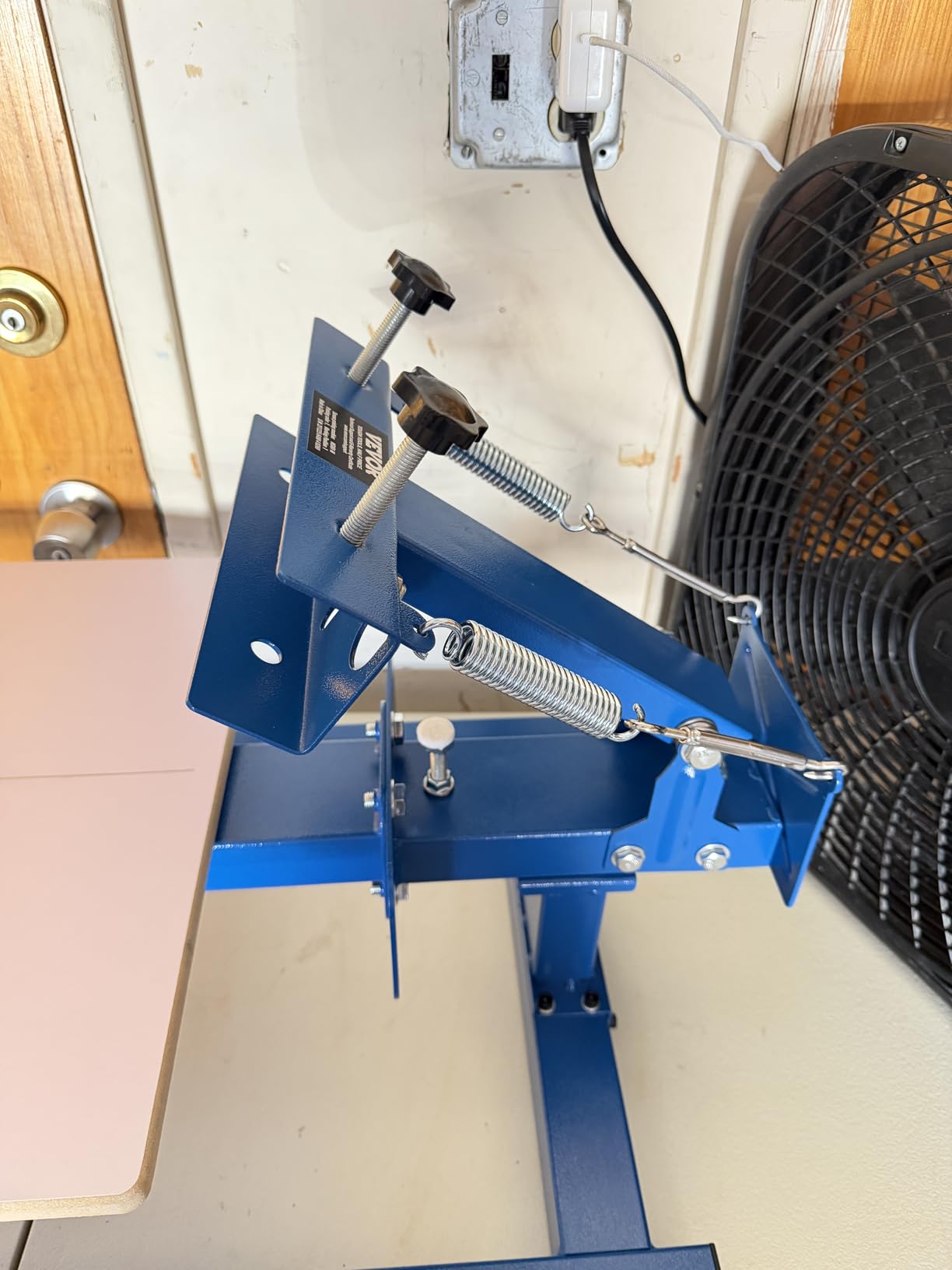 VEVOR Screen Printing Machine, 4 Color 1 Station 360° Rotable Silk Screen Printing Press, 21.2x17.7in / 54x45cm Screen Printer Press, Double-Layer Positioning Pallet for T-Shirt DIY Printing customer photo 1