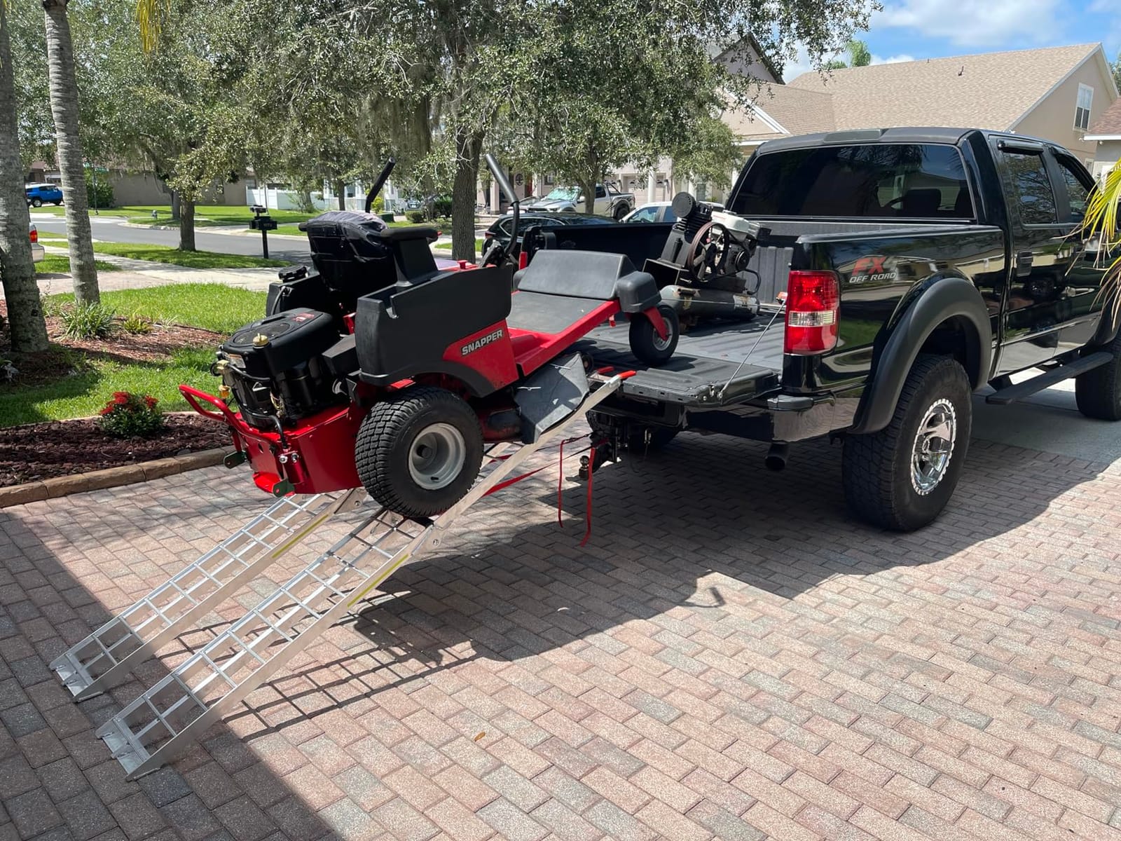 VEVOR 7.5ft Aluminum Ramps, 1500 lbs Folding Loading Ramps (2 pcs Set) for Pickup Trucks Bed, Trailers Ramp with Load Straps for Dirt Bike, UTV, ATV, Trucks, Lawn Mowers, Cargo Trailer, 89