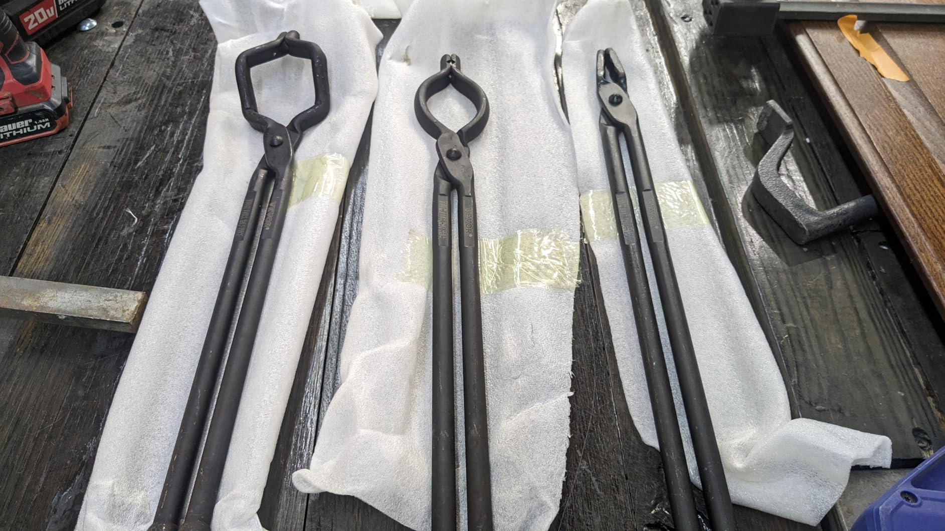 VEVOR Blacksmith Tongs, 4 PCS: V-Bit Bolt, Wolf Jaw, Z V-Bit & Gripping - A3 Carbon Steel, 18' for Blacksmiths & Bladesmiths customer photo 2