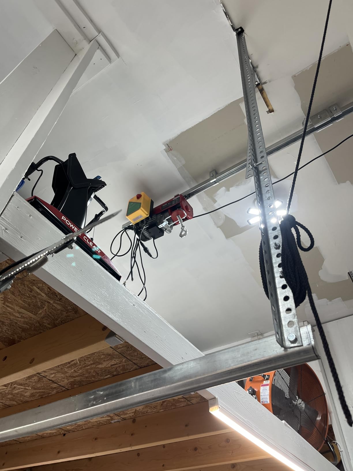 VEVOR 1320lbs Wireless Electric Hoist, 1150W 110V Electric Steel Wire Winch with Wireless Remote Control, 40ft Single Cable Lifting Height & Motor, for Garage Warehouse Factory customer photo 1