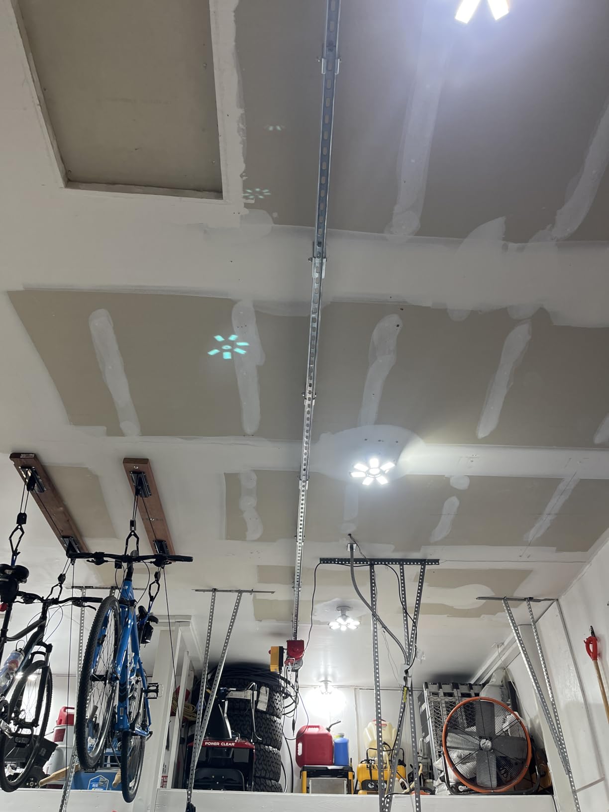 VEVOR 1320lbs Wireless Electric Hoist, 1150W 110V Electric Steel Wire Winch with Wireless Remote Control, 40ft Single Cable Lifting Height & Motor, for Garage Warehouse Factory customer photo 2