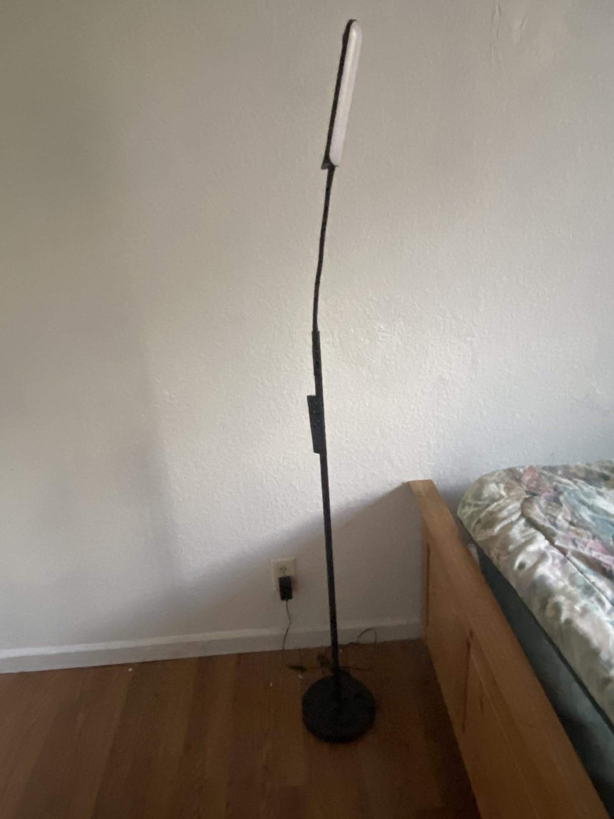 Yikuneng Dimmable LED Floor Lamp, Super Bright Reading Lamps Floor Standing lamp with Remote & Touch Control, Stepless Dimming & 2700K-6500K Color Temperature, for Living Room Bedroom Office, Black customer photo 1