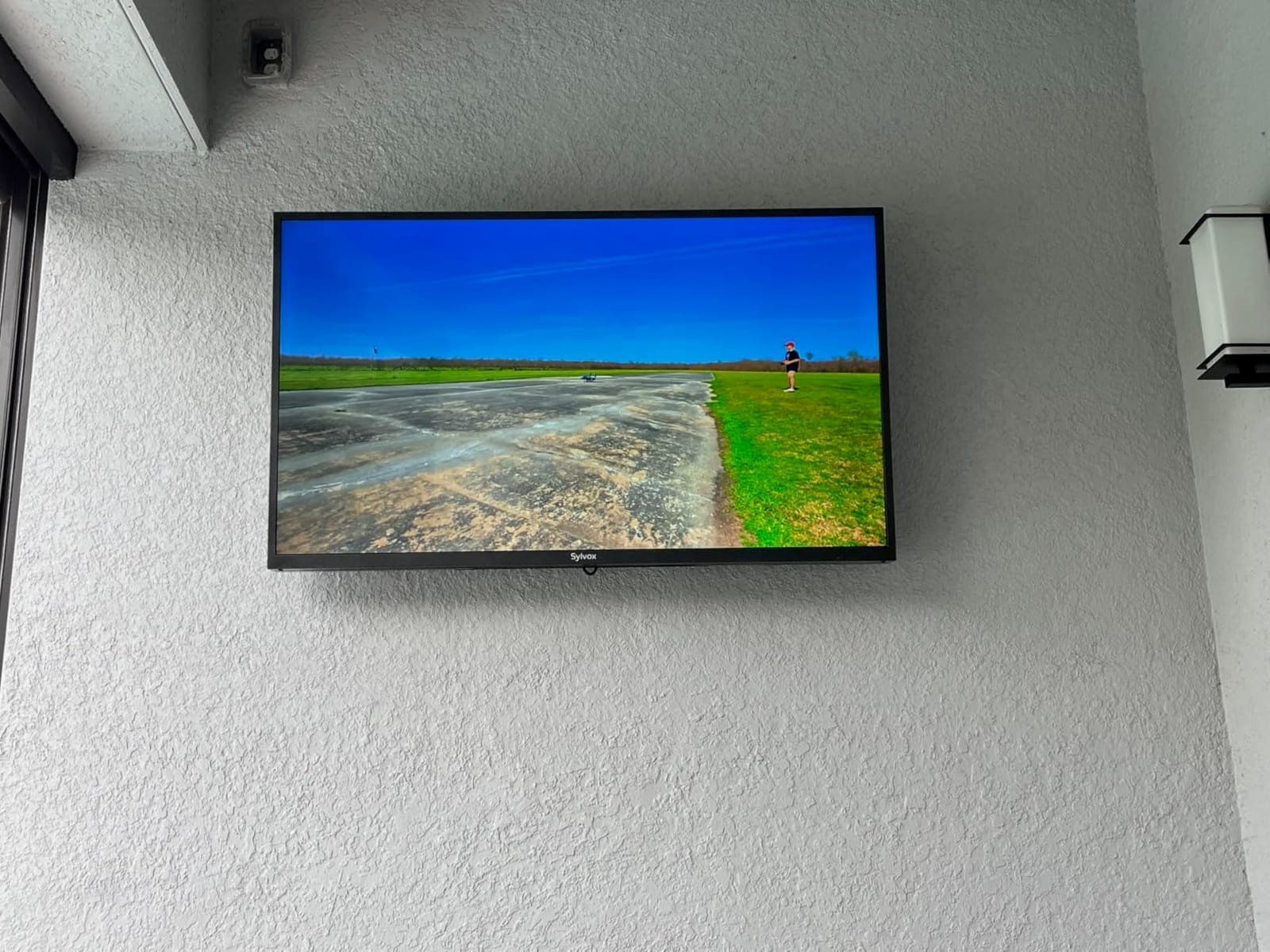 SYLVOX Smart Outdoor TV, 43 inch Outdoor Television Upgraded Google TV, 4K Weatherproof Outside TV, IP56 Waterproof, Google Assistant, Chromecast, 1000 nit Brightness for Partial Sun (Deck Pro 3.0) customer photo 2