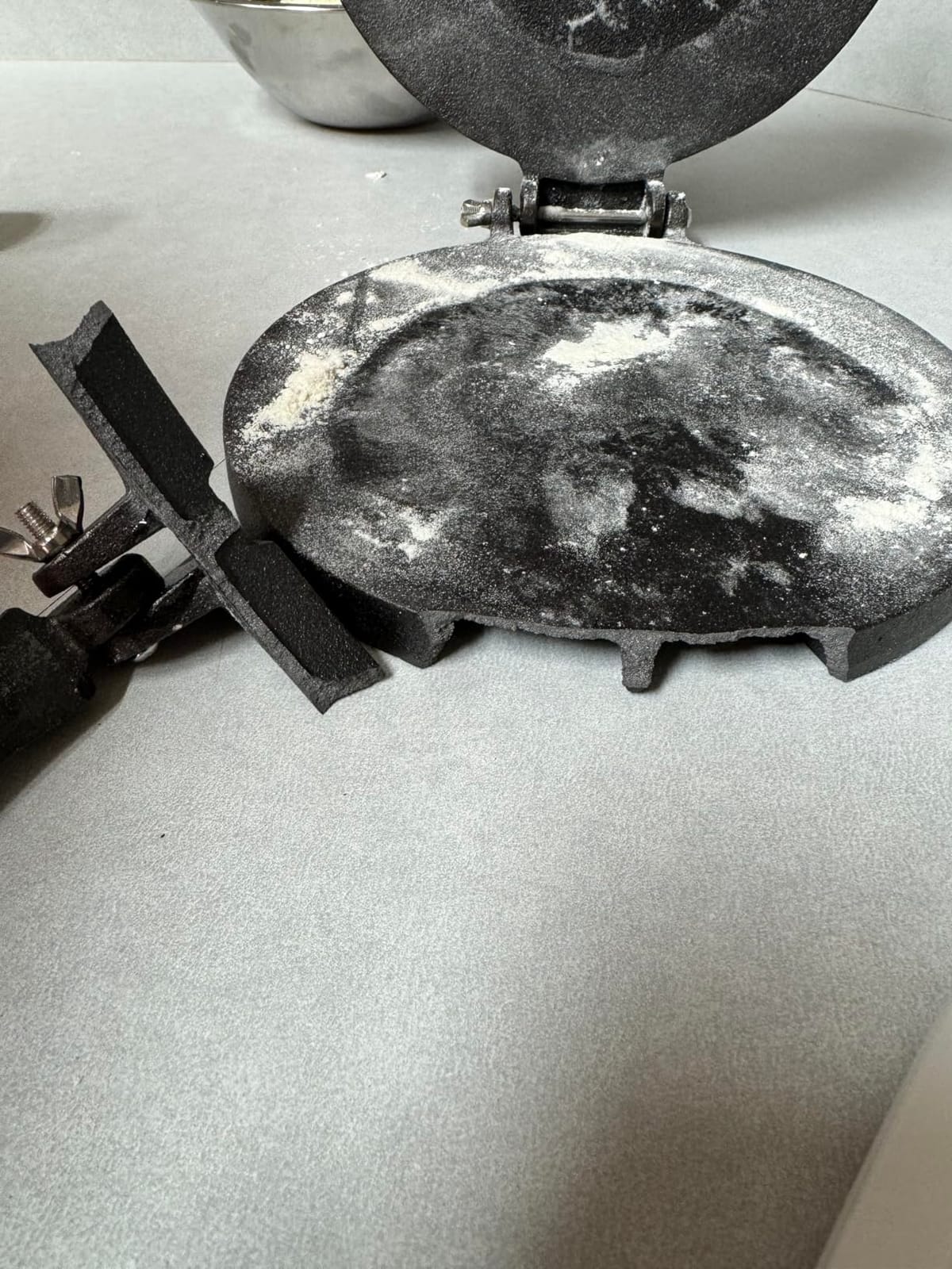 Cast Iron Tortilla Press, Heavy Duty Tortilla Pataconera, 10 Inch Flour Tortilla Press with Foldable Handle, Taco press with Some Parchment Paper, Roti Maker, Black customer photo 2