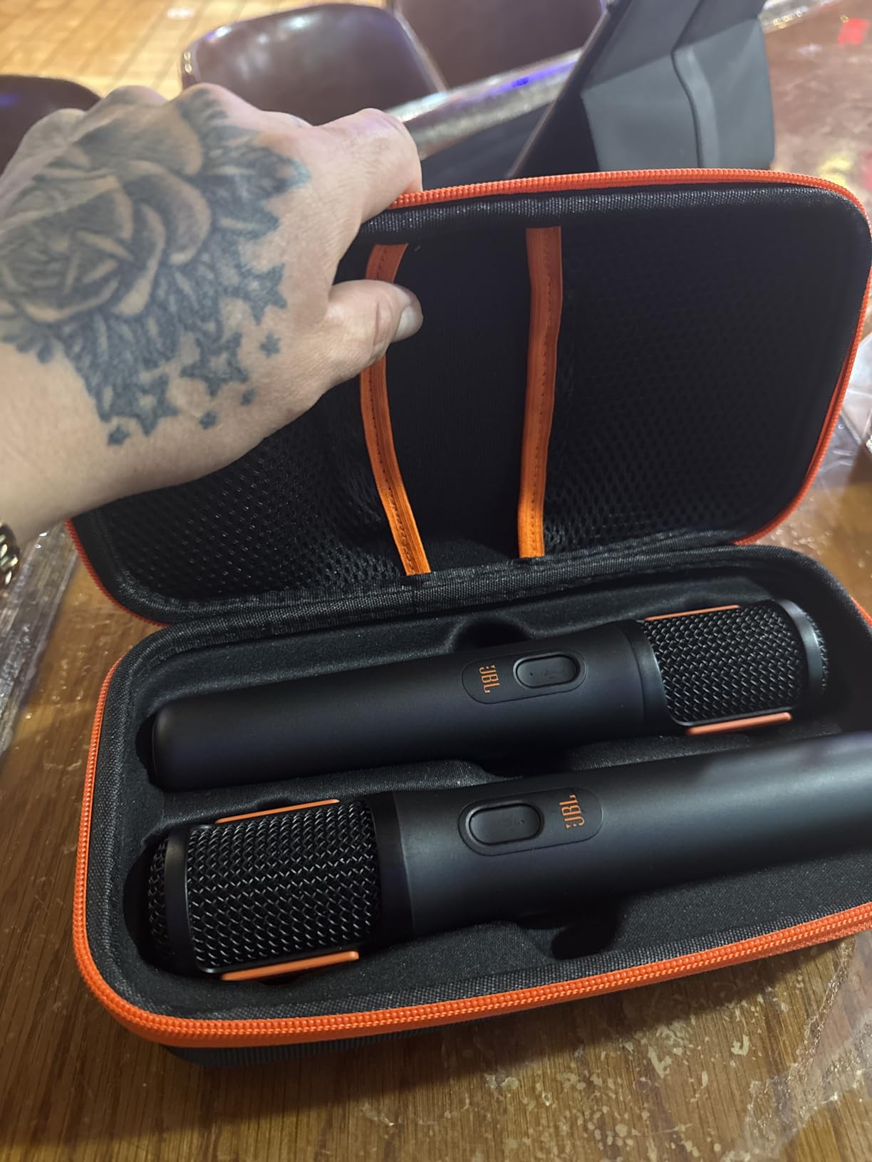 JBL PartyBox Wireless Mic - 2X Digital Wireless Microphones, Rechargeable Battery (20hrs - 700mAh), Clear Voice, Crisp Sound, Stable 2.4GHz Connection, Compatible with All PartyBox Speakers (Black) customer photo 2