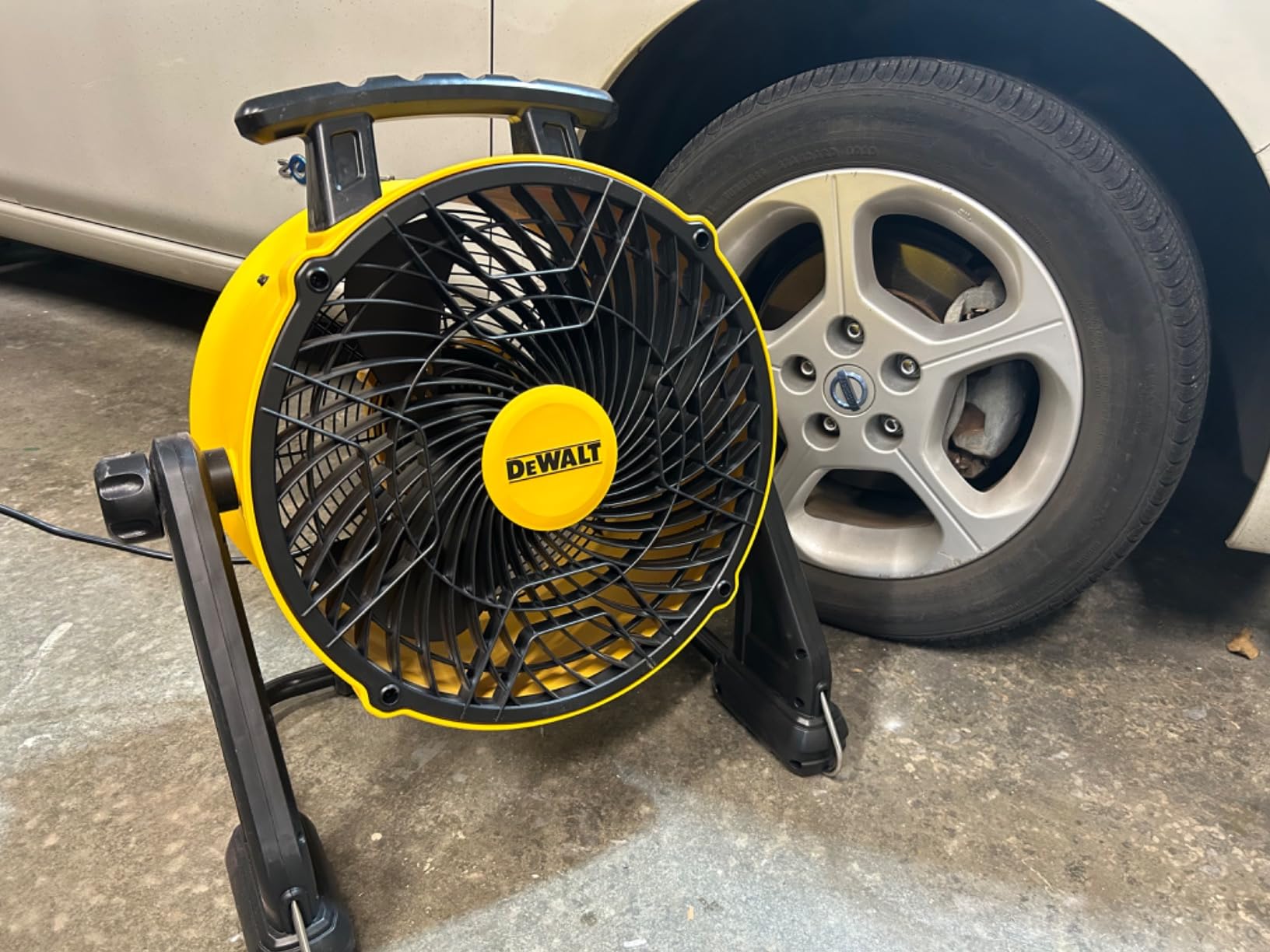 DEWALT 16-Inch High-Velocity Floor Fan, 3-Speed Plug-In Shop Fan, Compact 360° Adjustable Drum Fan for Garage, Workshop, Warehouse and Basement, DXF1616 customer photo 1