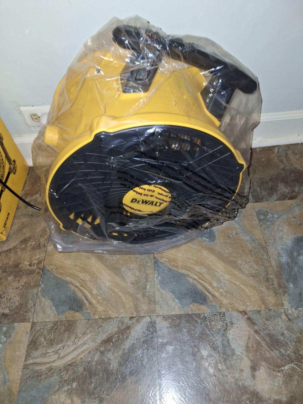 DEWALT 16-Inch High-Velocity Floor Fan, 3-Speed Plug-In Shop Fan, Compact 360° Adjustable Drum Fan for Garage, Workshop, Warehouse and Basement, DXF1616 customer photo 2
