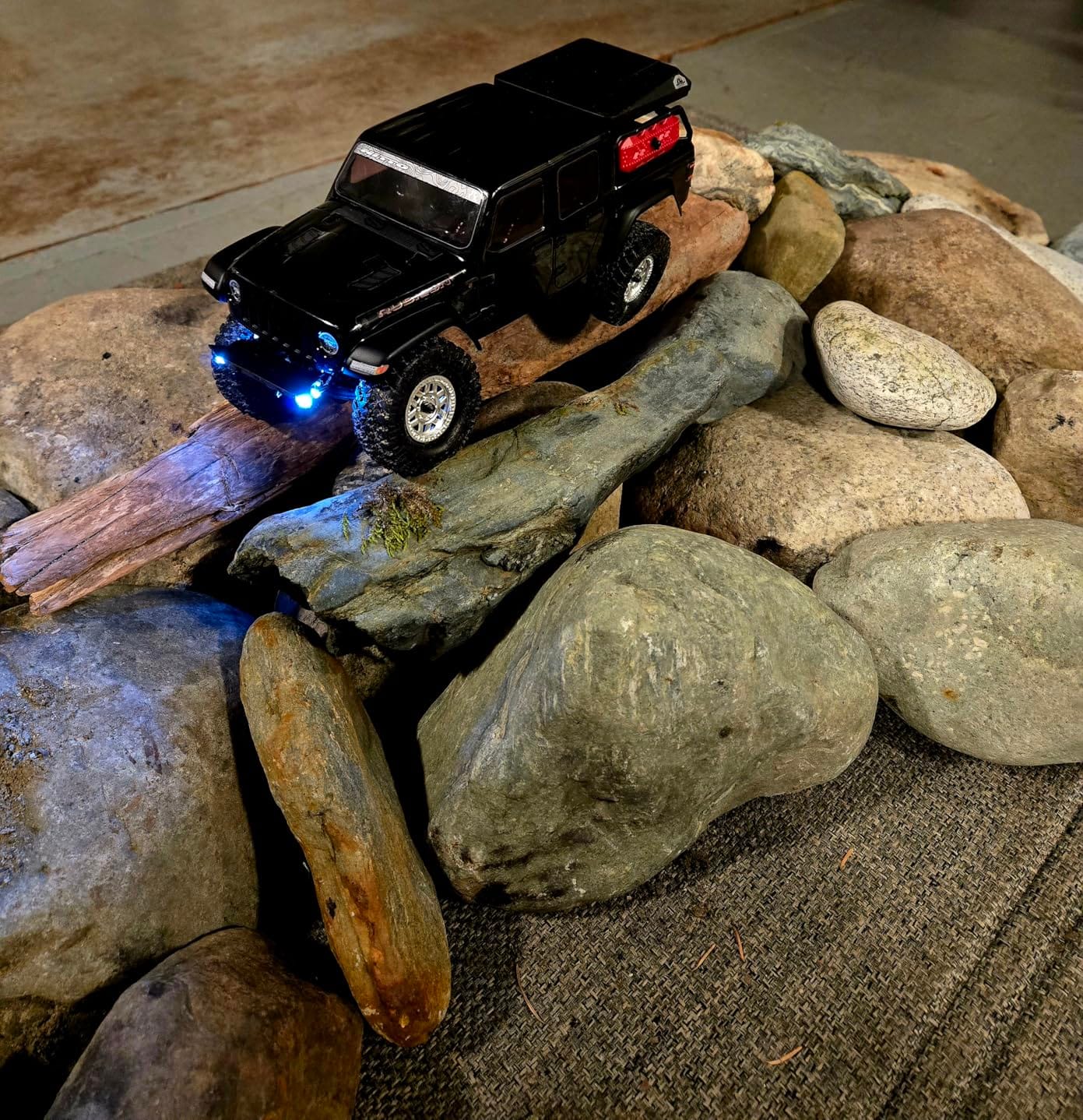 Axial SCX24 Jeep Gladiator RC Truck 4WD Rock Crawler Green AXI00005V2T3 customer photo 2