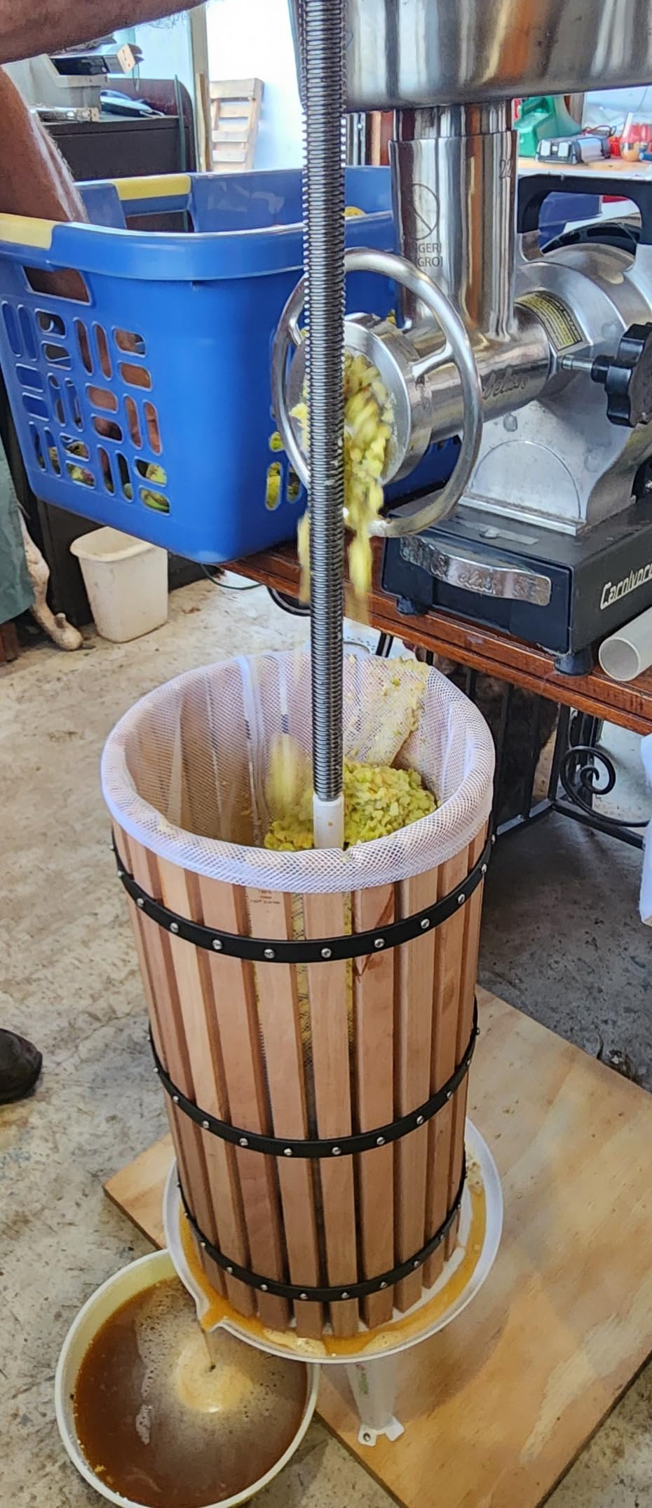 SQUEEZE master Fruit Apple Cider Wine Classic Press-Blue-1.6 Gallon/6L-Solid Wood Basket-Vintage traditional juicer-Pole Handle Bar for Juice,Wine,Cider-1 free filter bag included customer photo 2