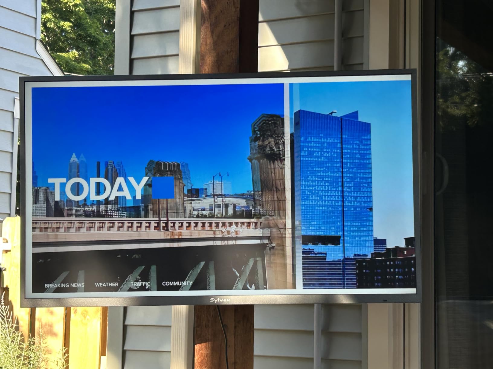 SYLVOX Outdoor TV, 43 inch Smart Waterproof Outdoor TV, 4K UHD Weatherproof | IP56, Support Dolby Vision Atmos, Google Cast, 1000 nit Brightness for Outside Partial Sun & Full Shade (Deck Pro 3.0 /2026) customer photo 1