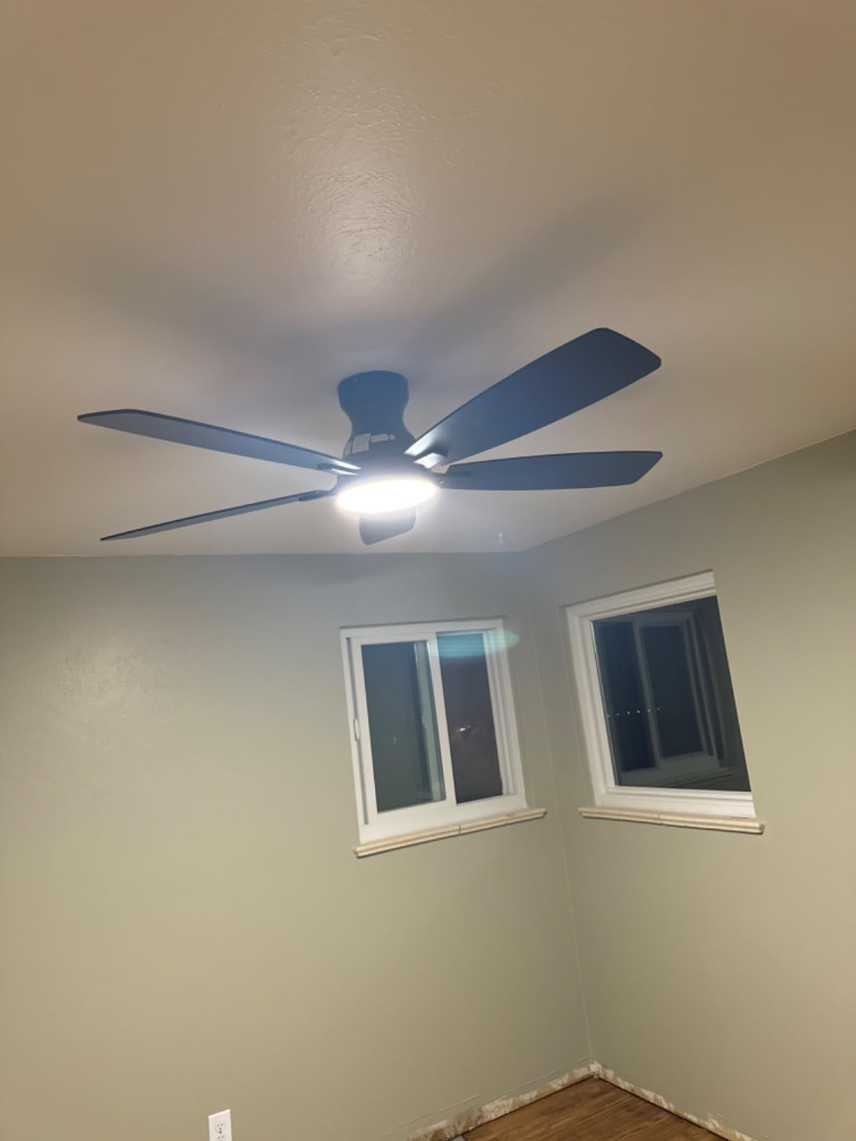 JSAITEE Ceiling Fans with Lights, 52 Inch Low Profile Ceiling Fan with Light and Remote Control, Flush Mount, DC Reversible Motor, Noiseless, Black 6 Speeds Ceiling Fan for Bedroom customer photo 1