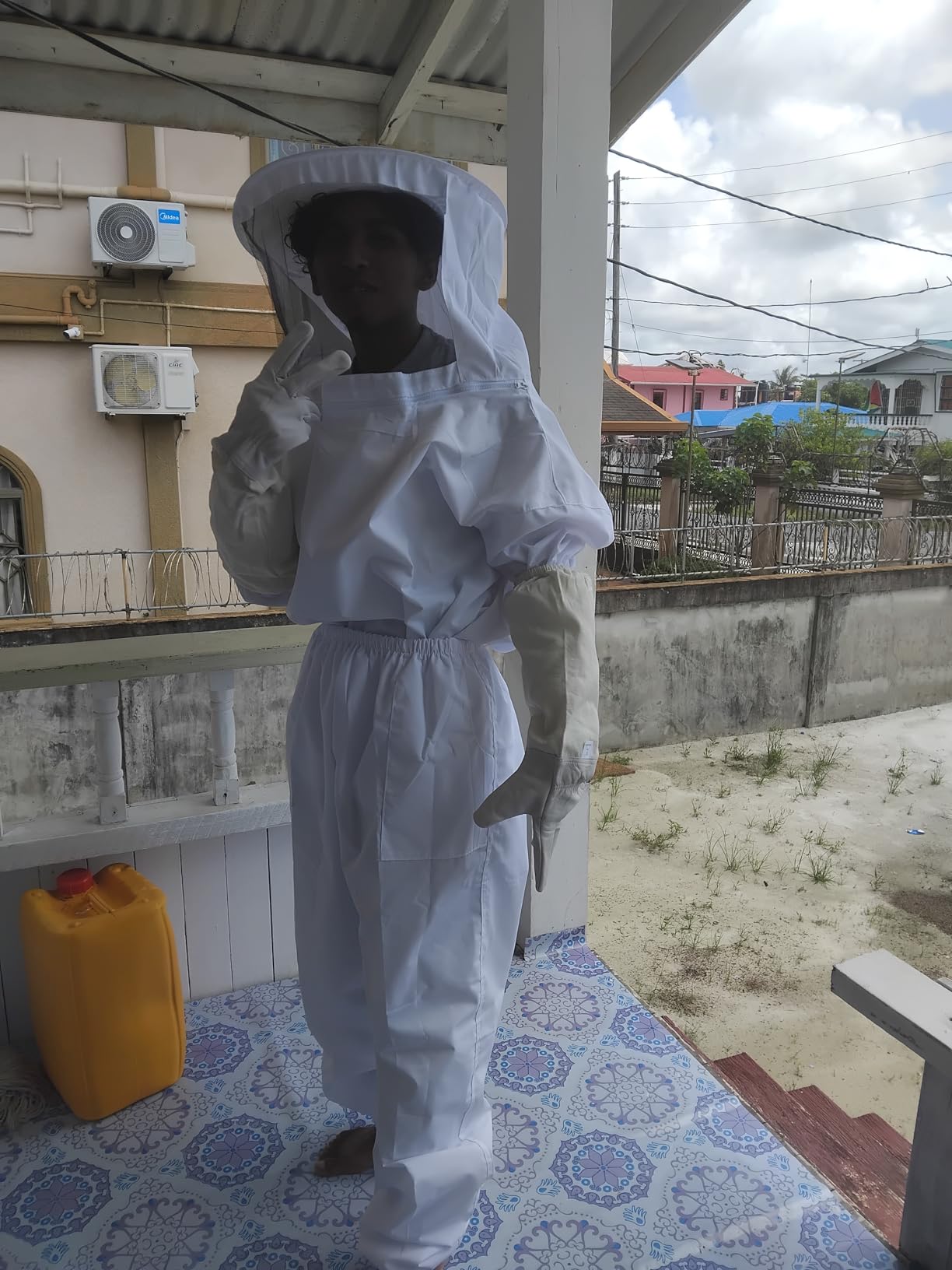 Xgunion Bee Suits Sting Proof Beekeeper Suit with Glove & Ventilated Hood customer photo 2
