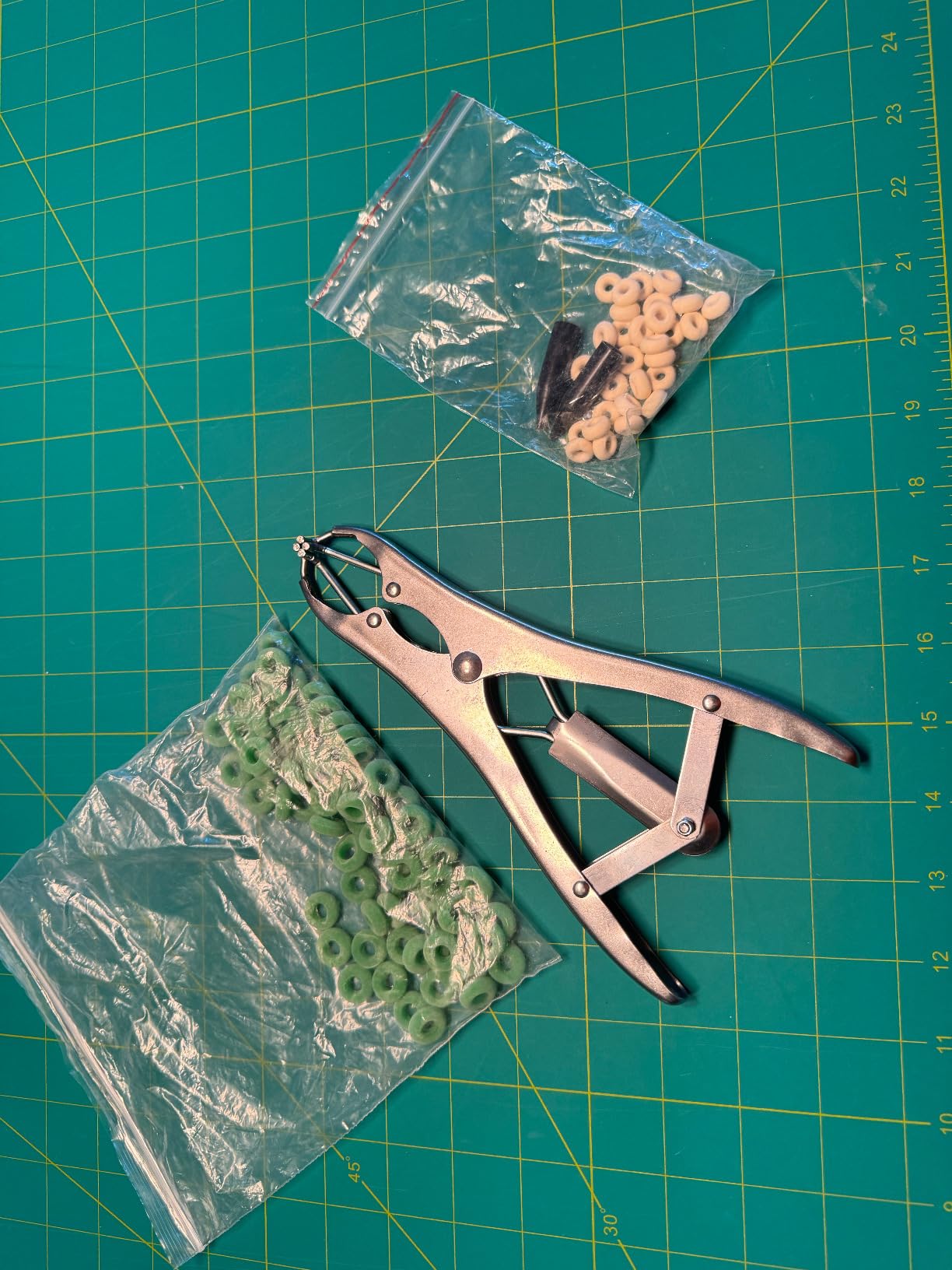 Goat Banding Kit, Livestock Castration Bander with Stainless Steel Expander Pliers, 100Pcs 2 Sizes Castrator Rings and Ring Installation Tool for Goats, Lambs, Calves, Sheep, Piglets customer photo 1